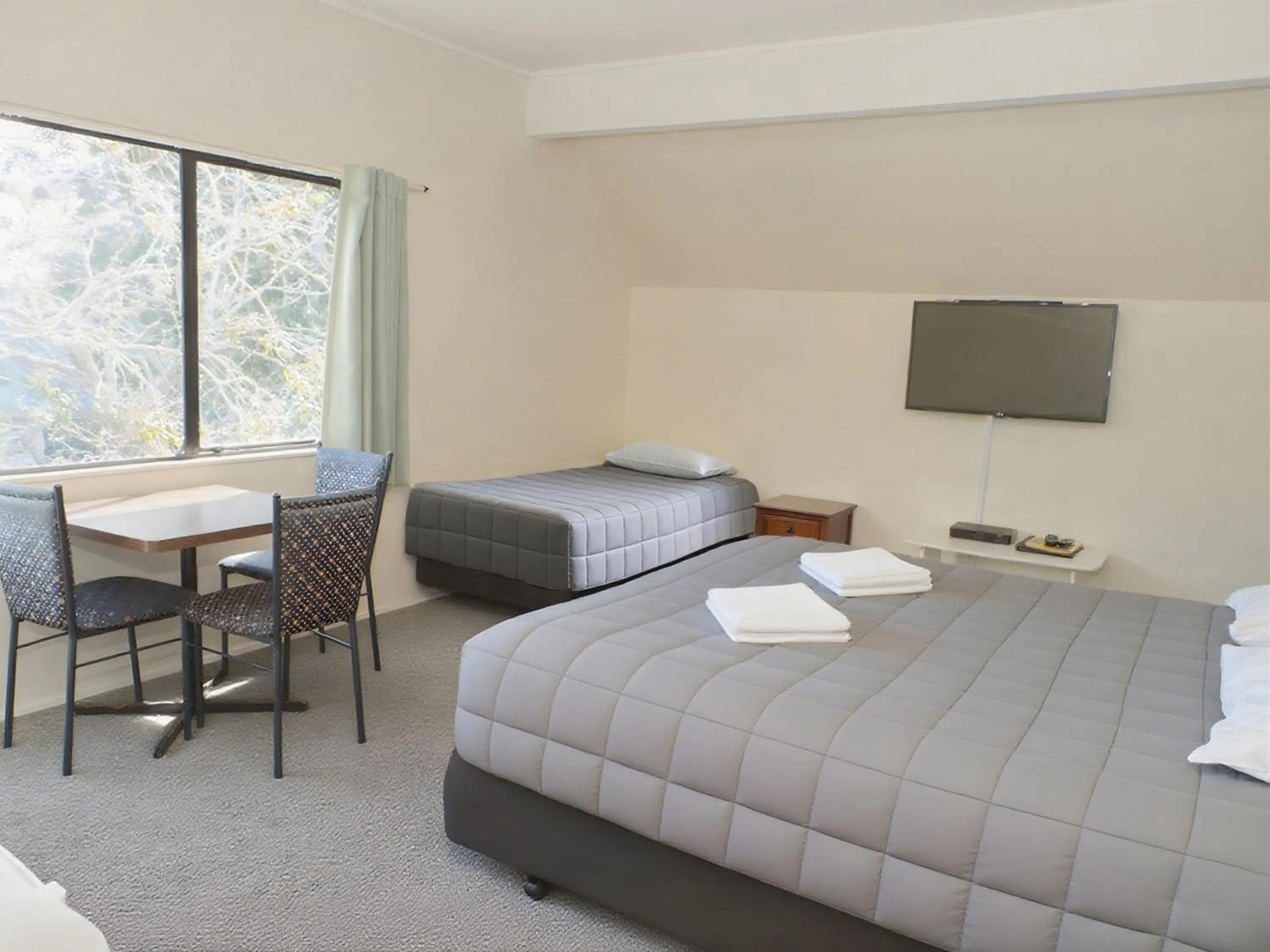 Photo of the whole room, Bed in Drury Motor Lodge