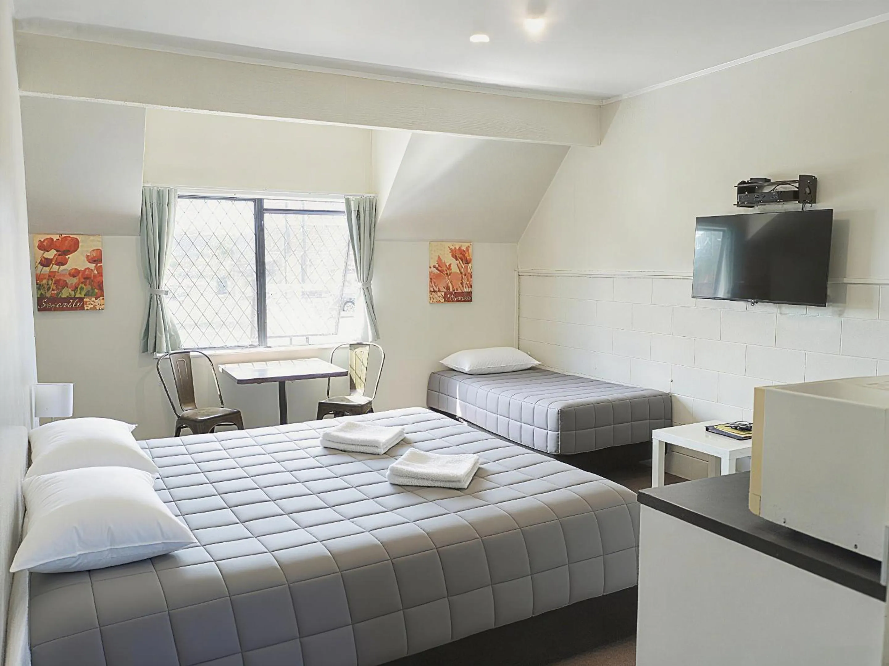 Bed in Drury Motor Lodge