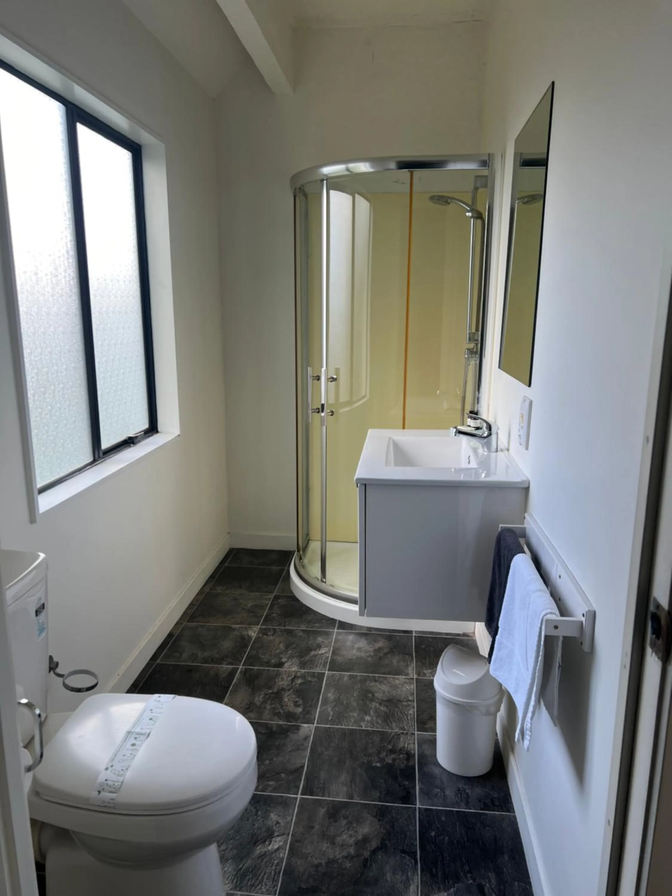 Toilet in Drury Motor Lodge