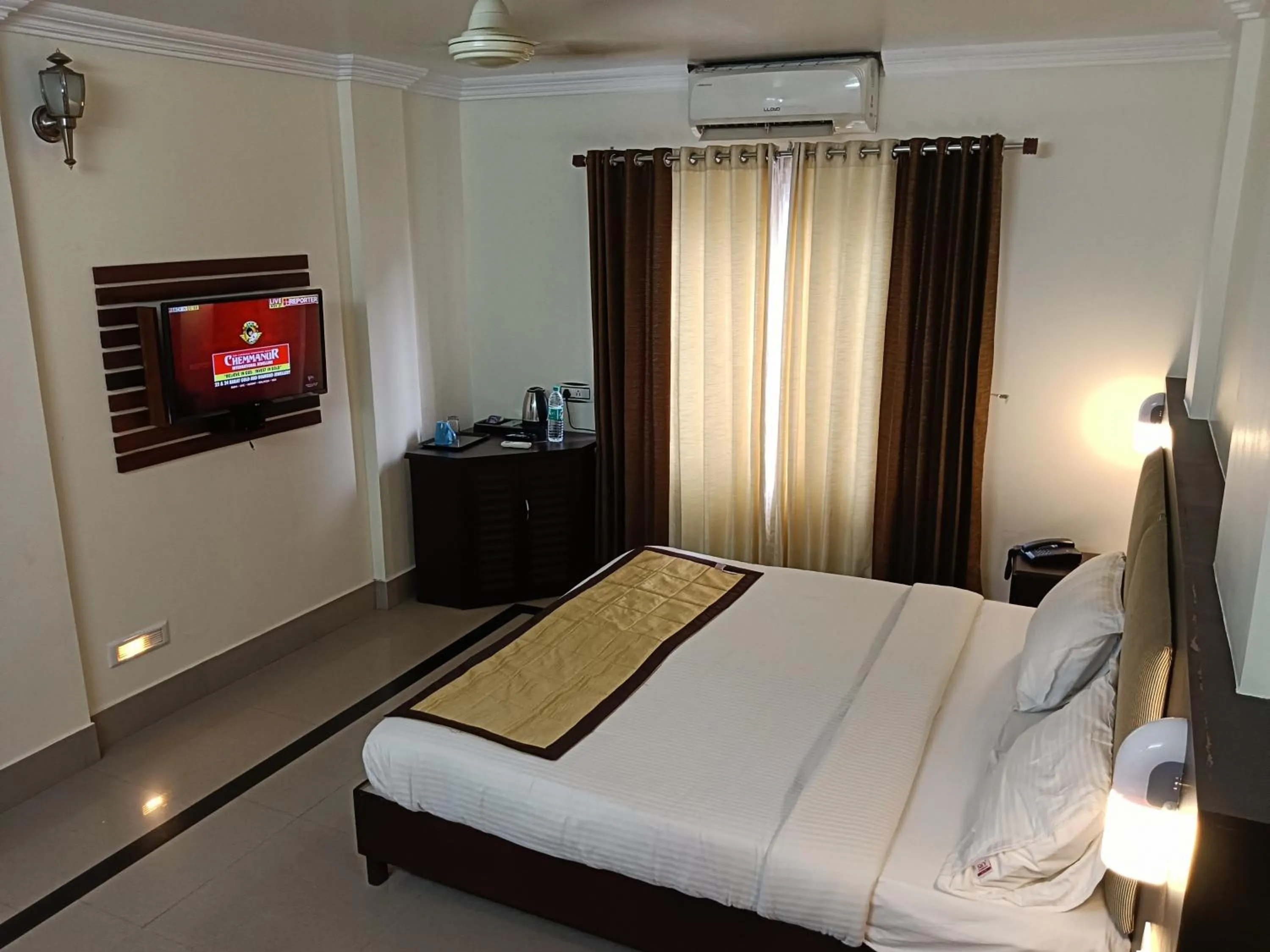 Photo of the whole room, Bed in Malanadu Tourist Home