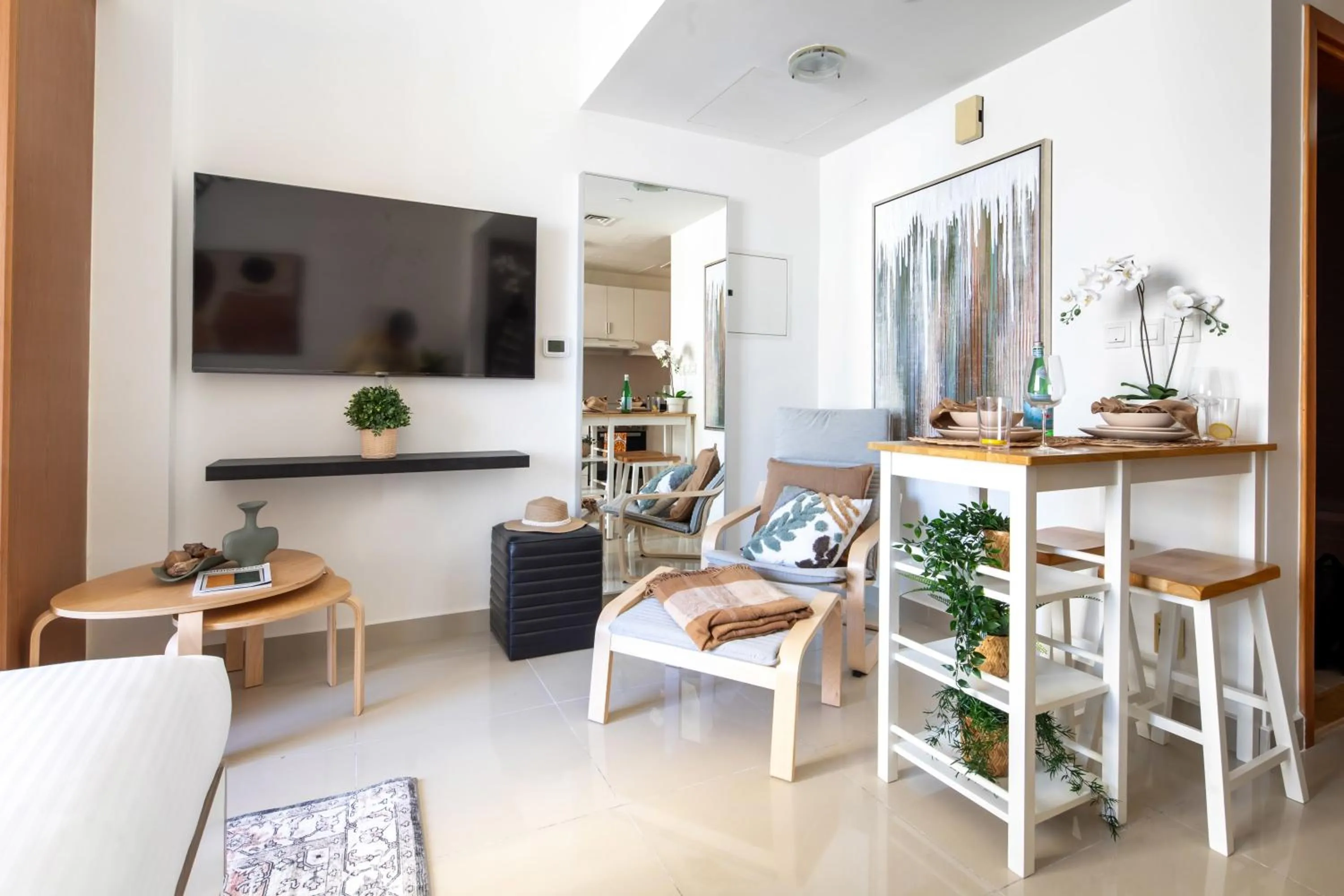 Photo of the whole room in Frank Porter - Lakeside Tower B