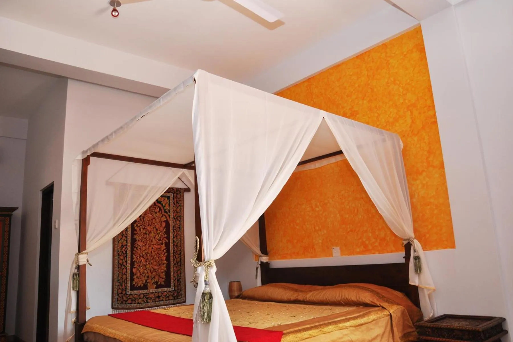 Bedroom, Bed in Solomon Beach Hotel