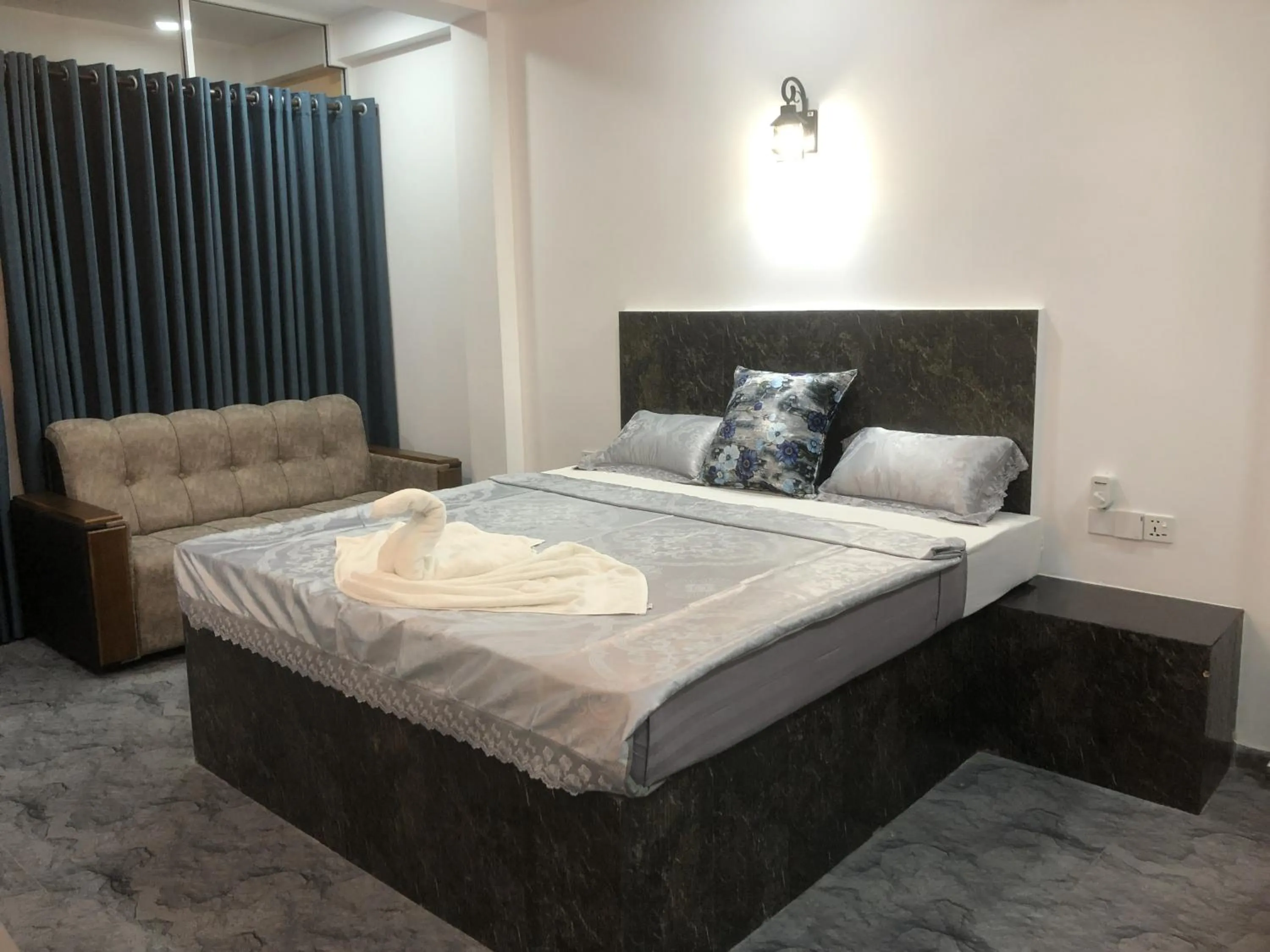 Bedroom, Bed in Solomon Beach Hotel