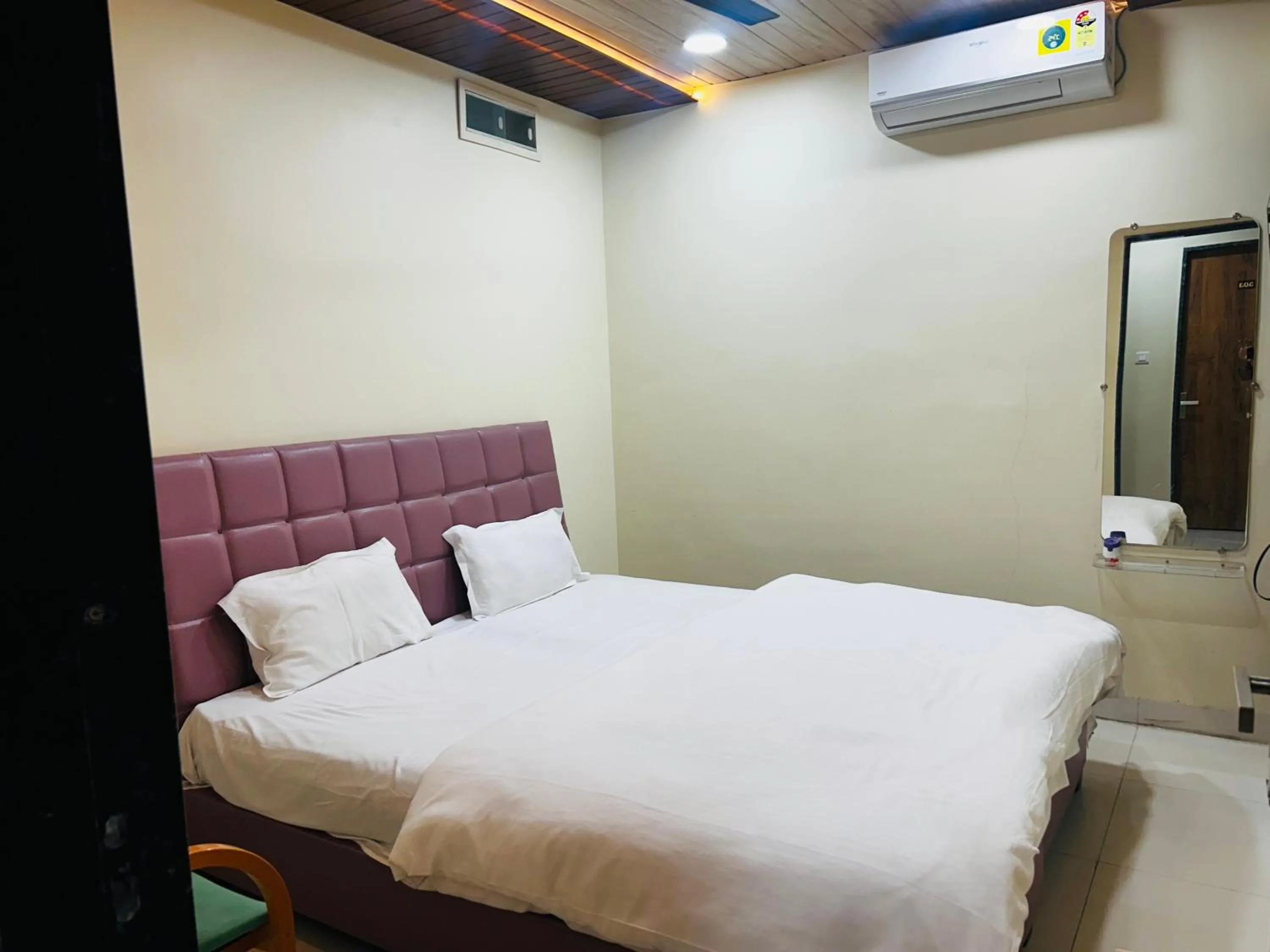 Bedroom, Bed in Shri Shiv Ganga Bhakt Niwas