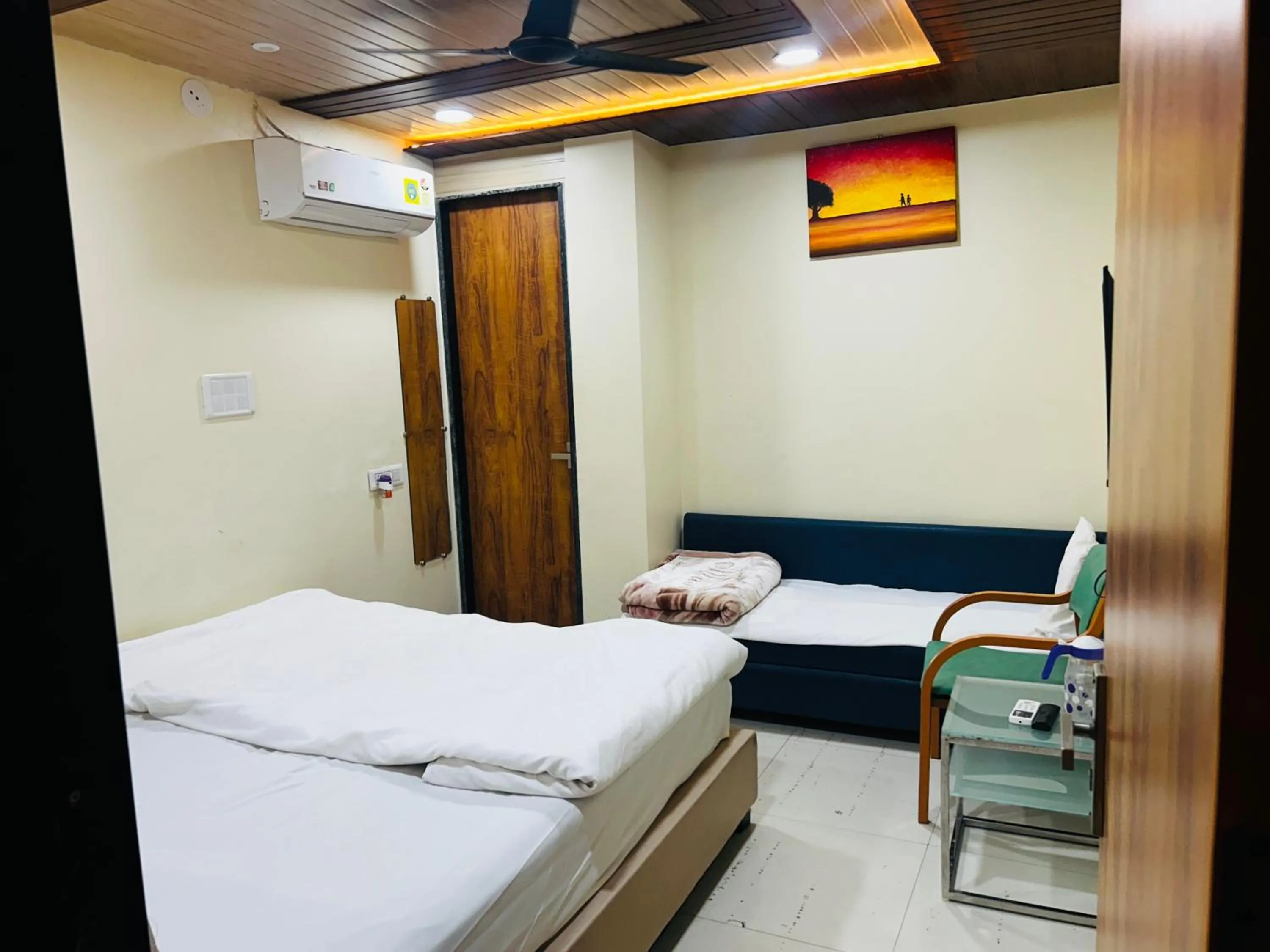Bed in Shri Shiv Ganga Bhakt Niwas