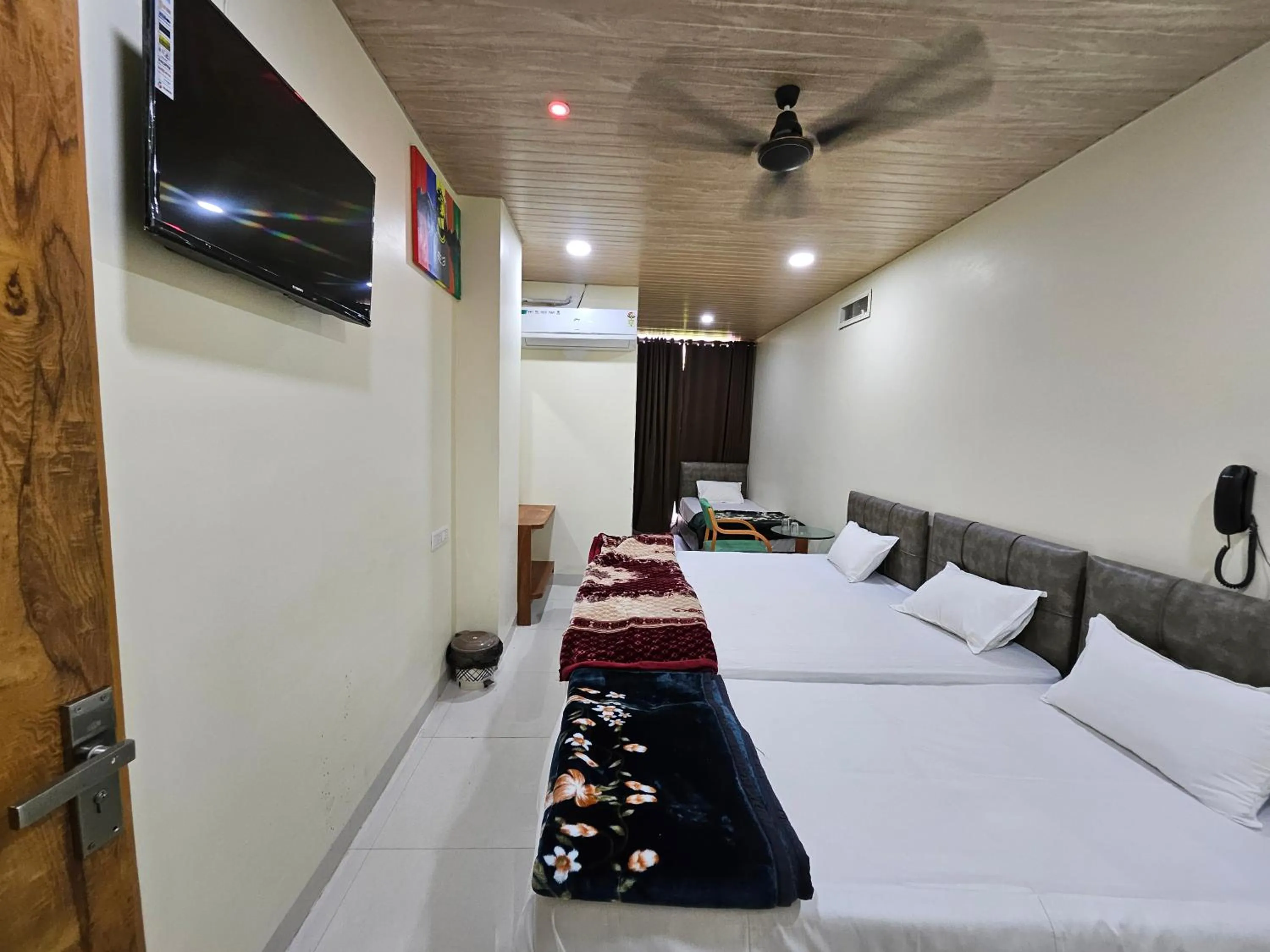 Bed in Shri Shiv Ganga Bhakt Niwas