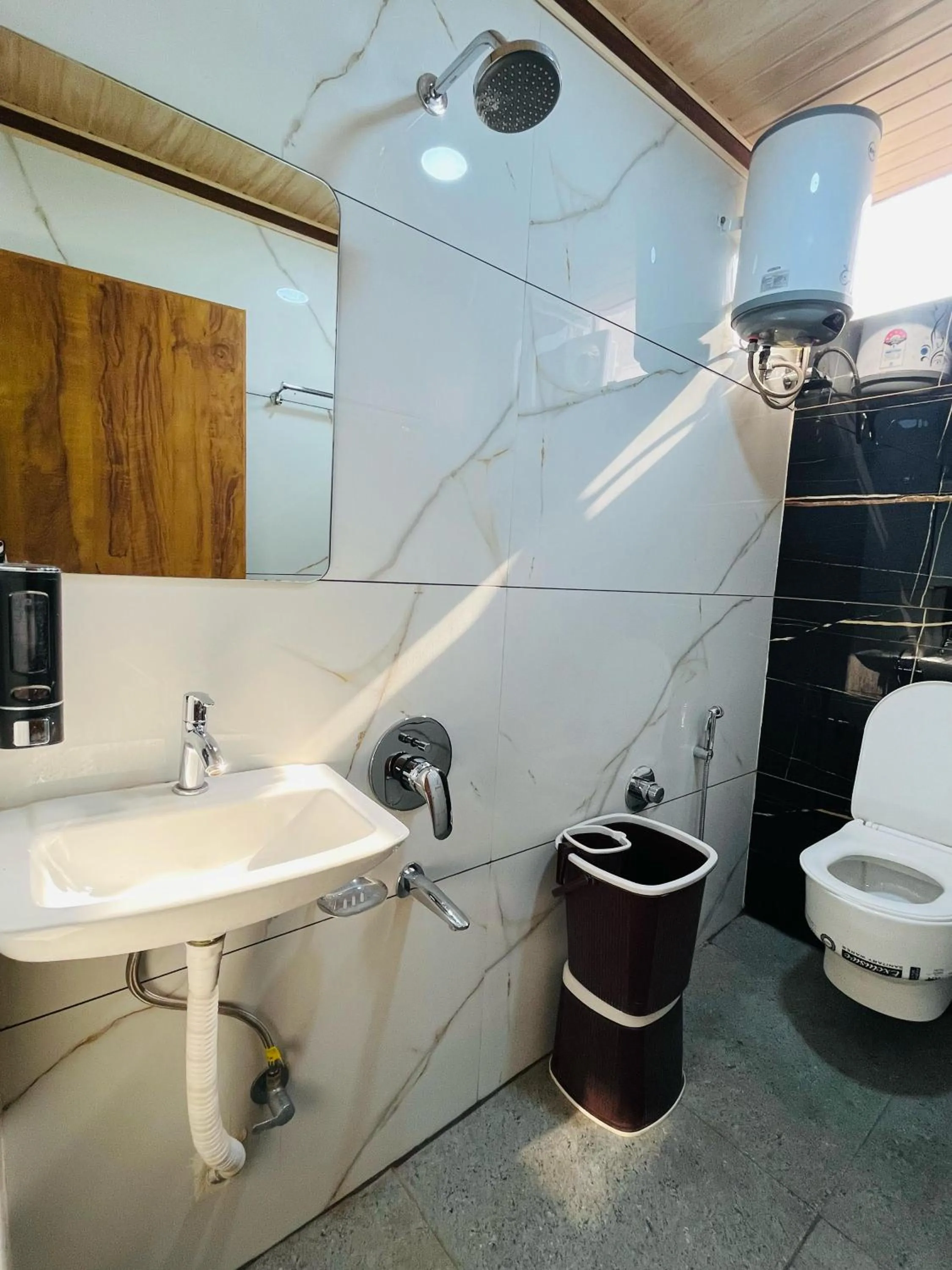 Shower in Shri Shiv Ganga Bhakt Niwas