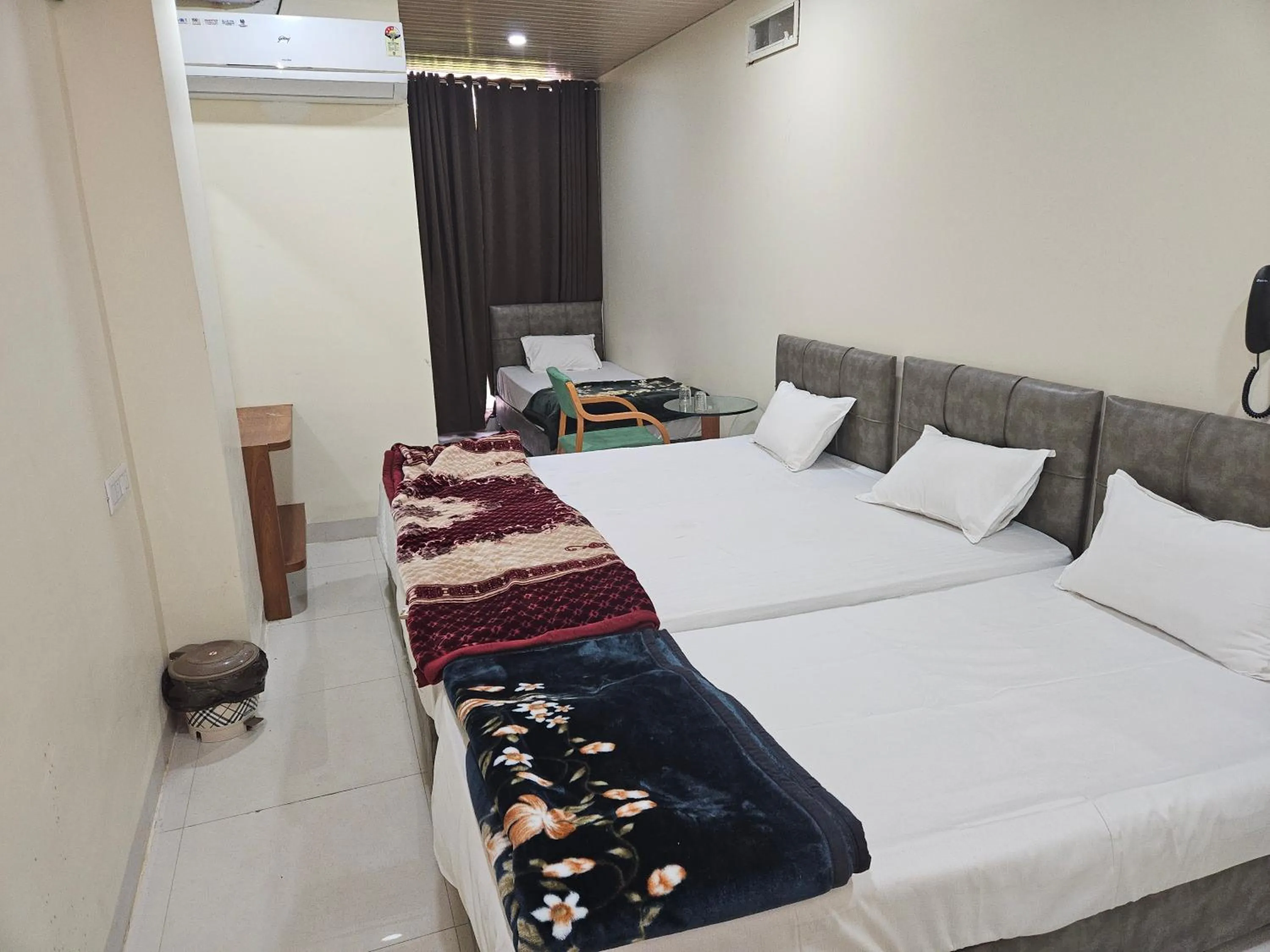 Bed in Shri Shiv Ganga Bhakt Niwas