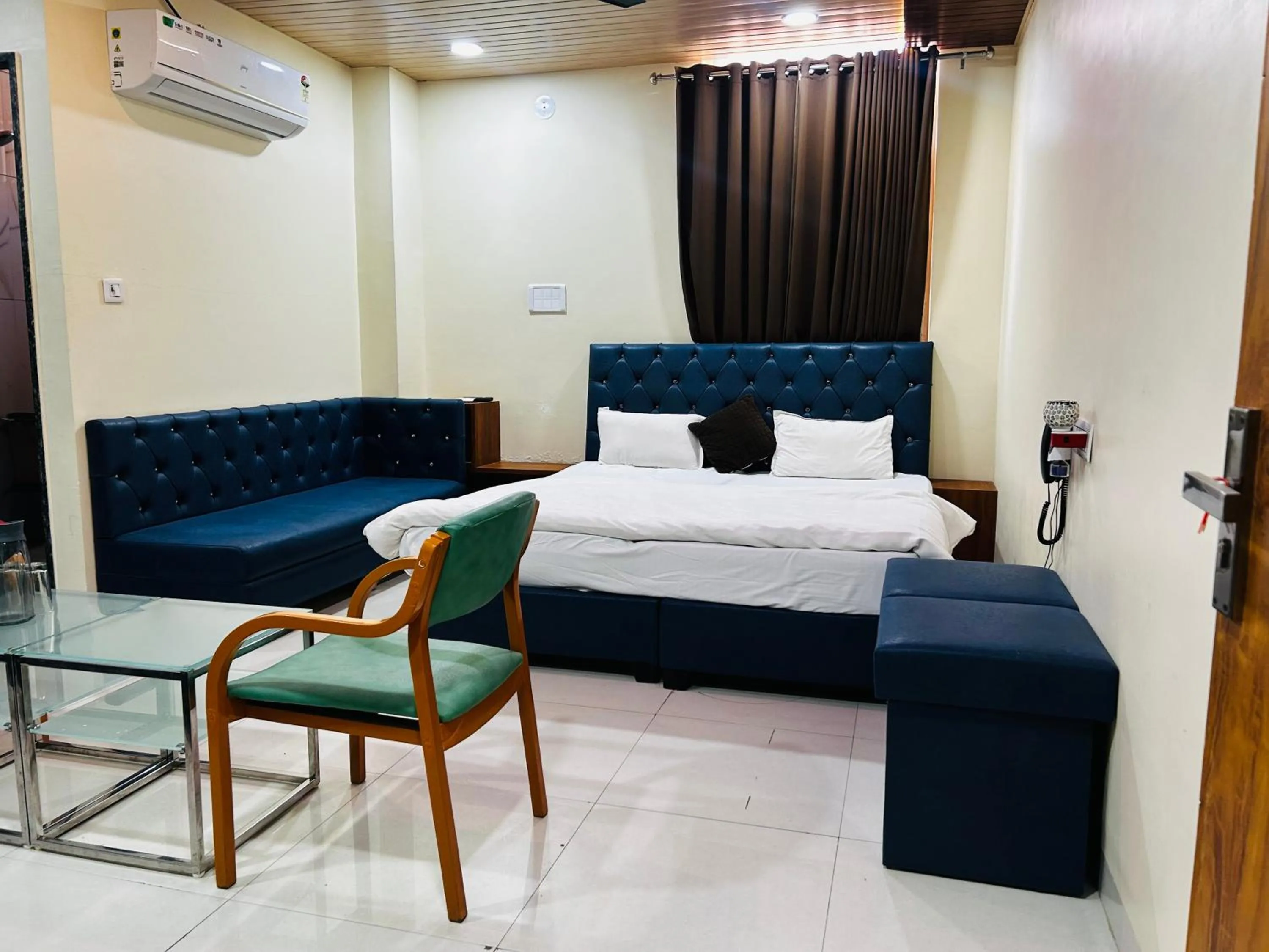 Bedroom, Bed in Shri Shiv Ganga Bhakt Niwas