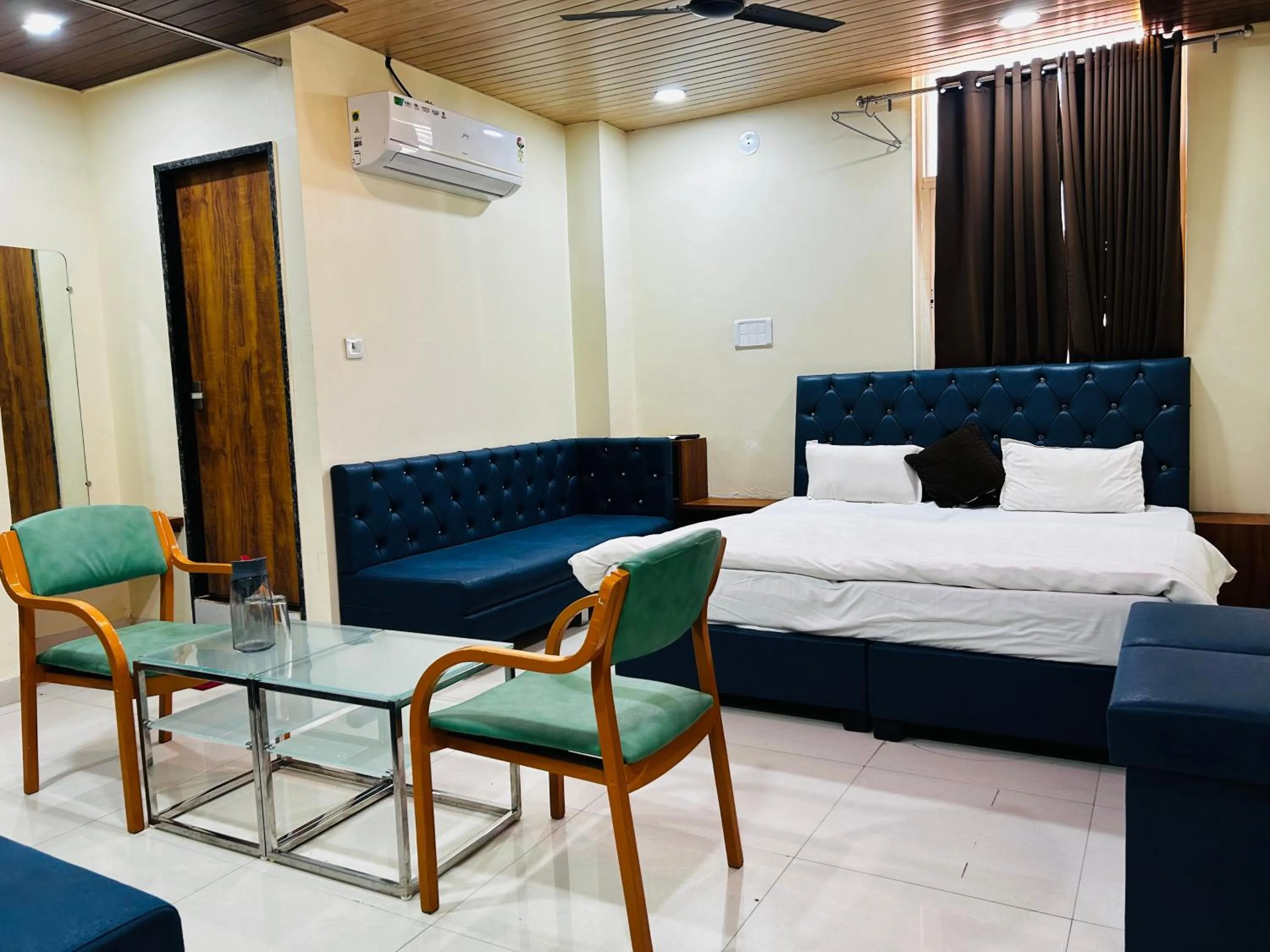 Bed in Shri Shiv Ganga Bhakt Niwas