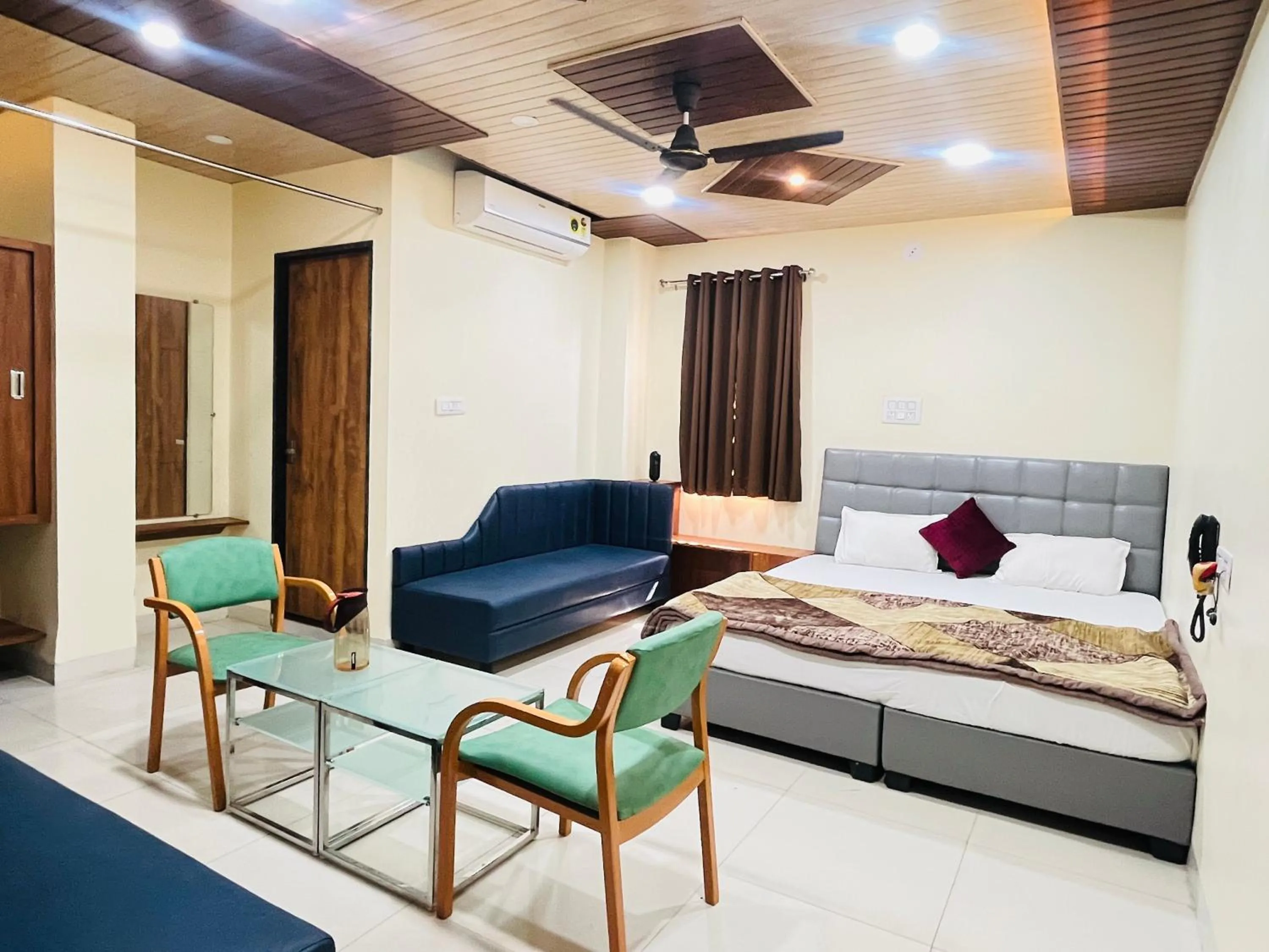 Photo of the whole room, Bed in Shri Shiv Ganga Bhakt Niwas