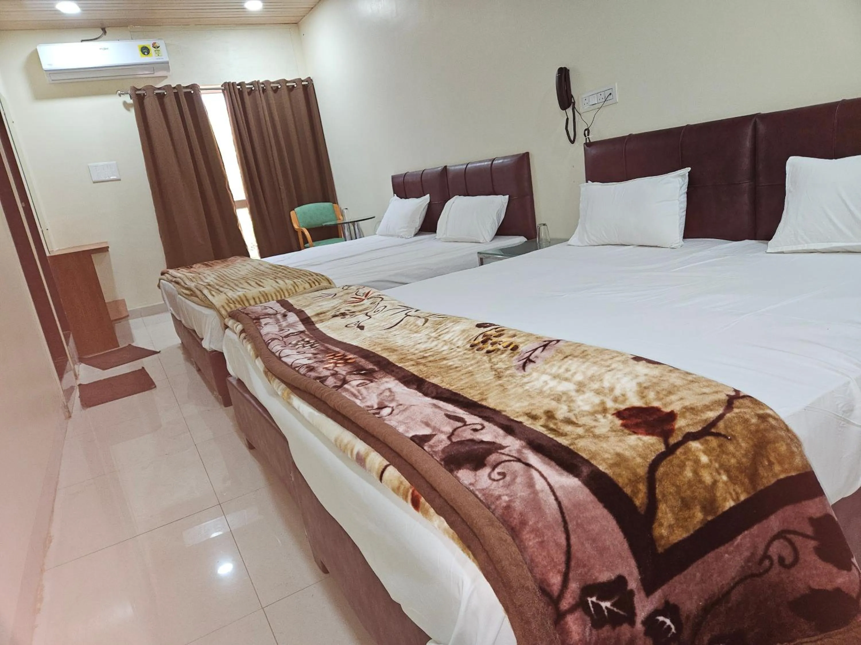 Bed in Shri Shiv Ganga Bhakt Niwas