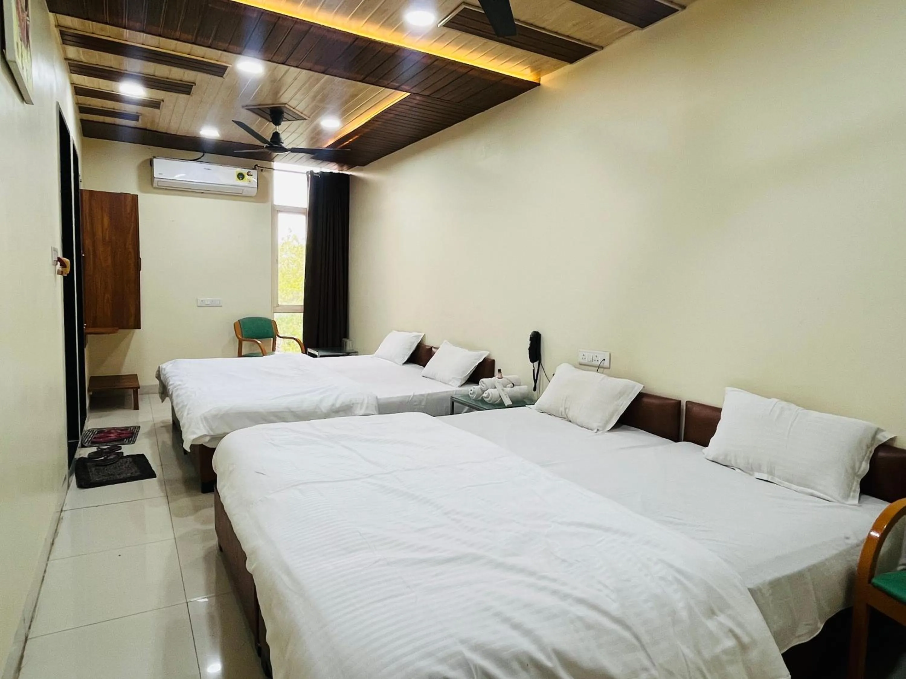 Bed in Shri Shiv Ganga Bhakt Niwas