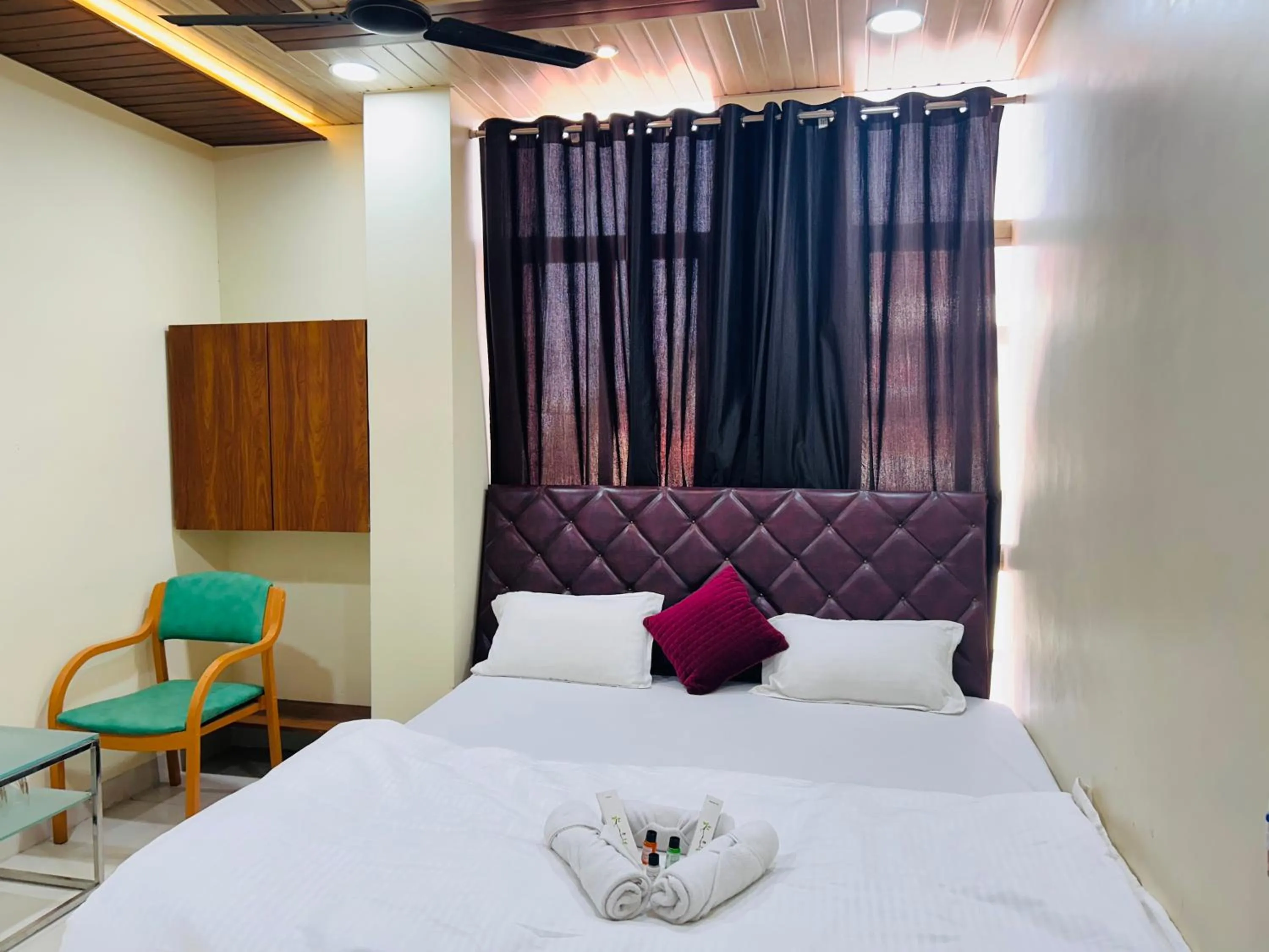 Bed in Shri Shiv Ganga Bhakt Niwas