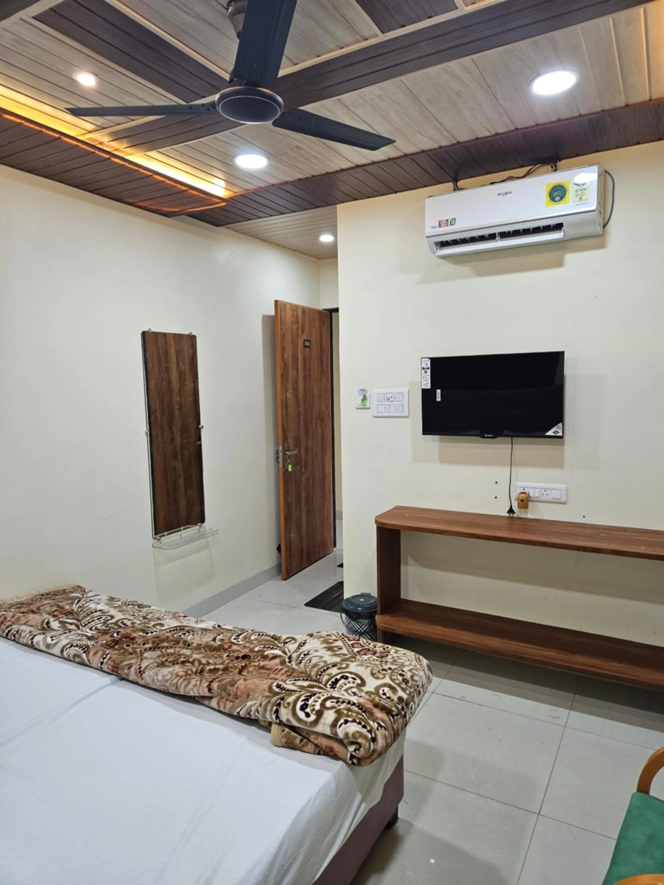 TV and multimedia, Bed in Shri Shiv Ganga Bhakt Niwas