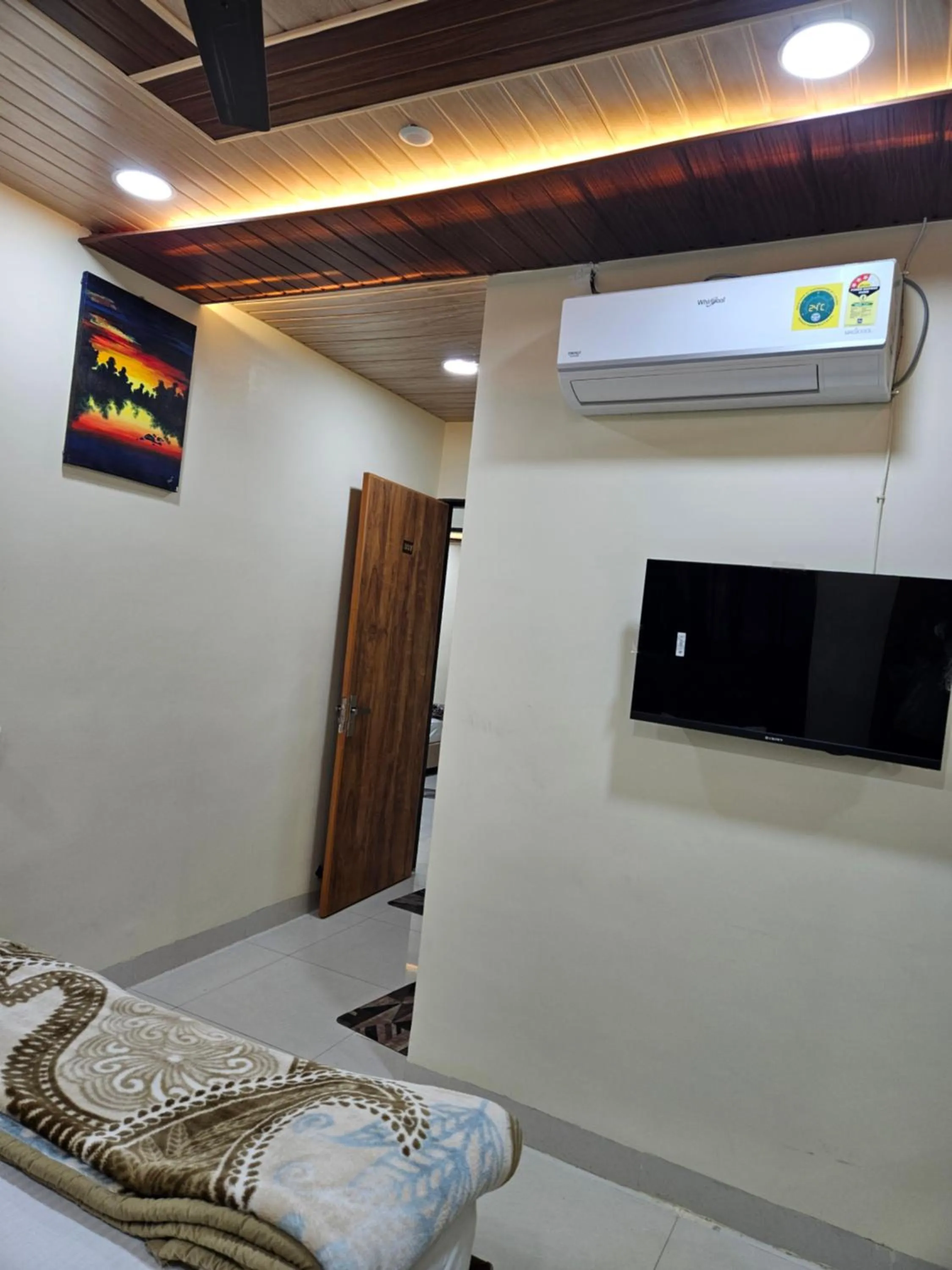 TV and multimedia, Bed in Shri Shiv Ganga Bhakt Niwas