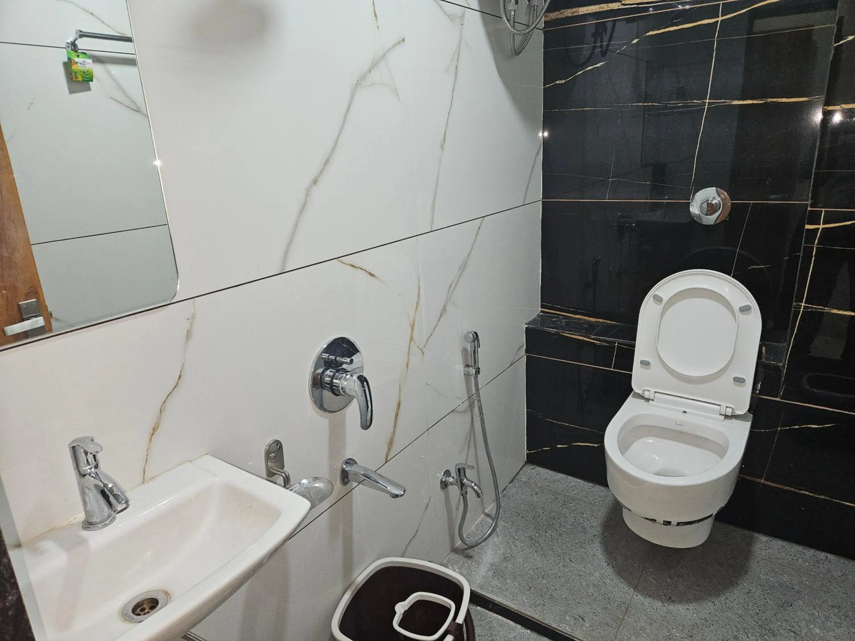 Toilet in Shri Shiv Ganga Bhakt Niwas