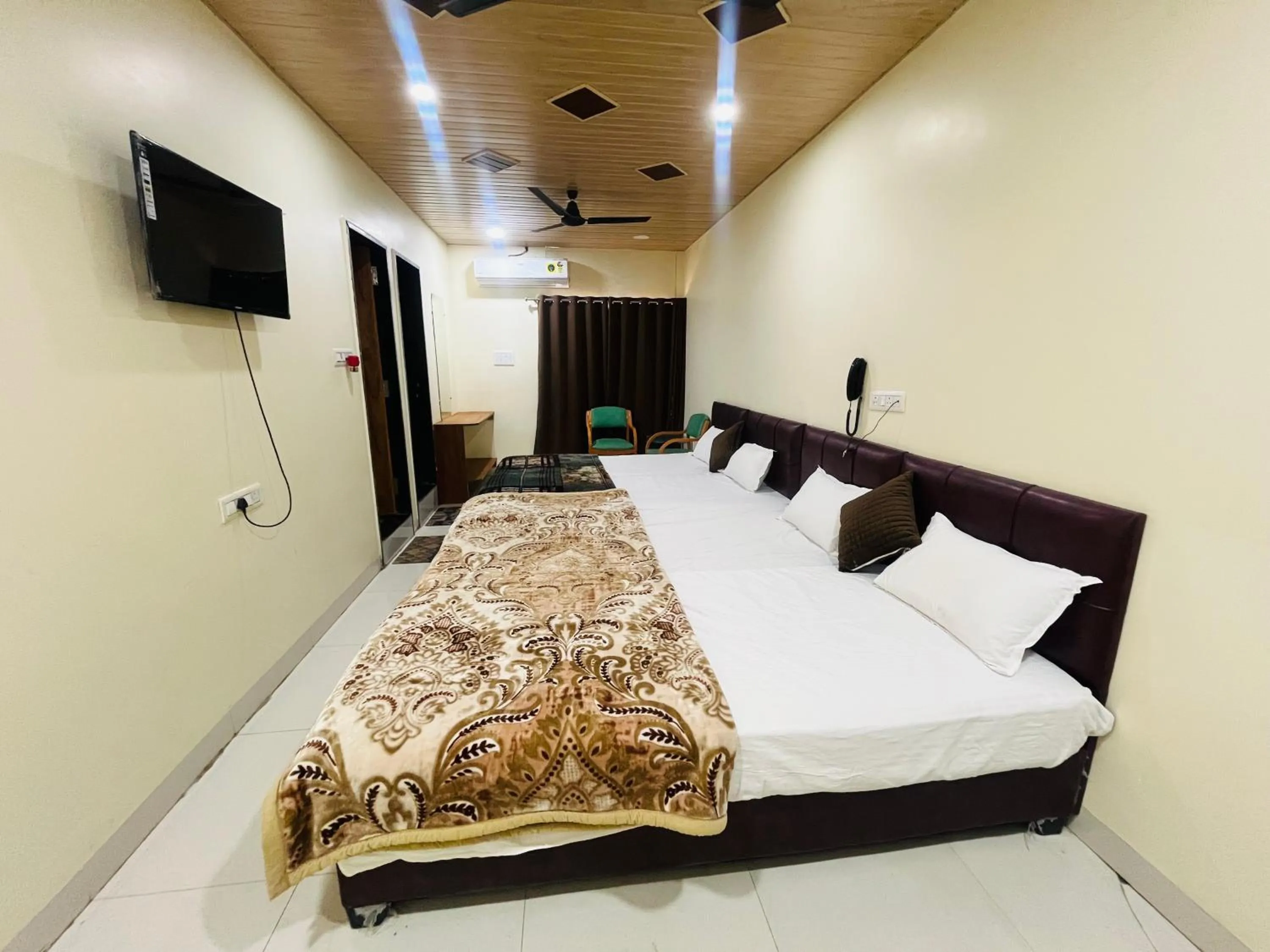 Bed in Shri Shiv Ganga Bhakt Niwas