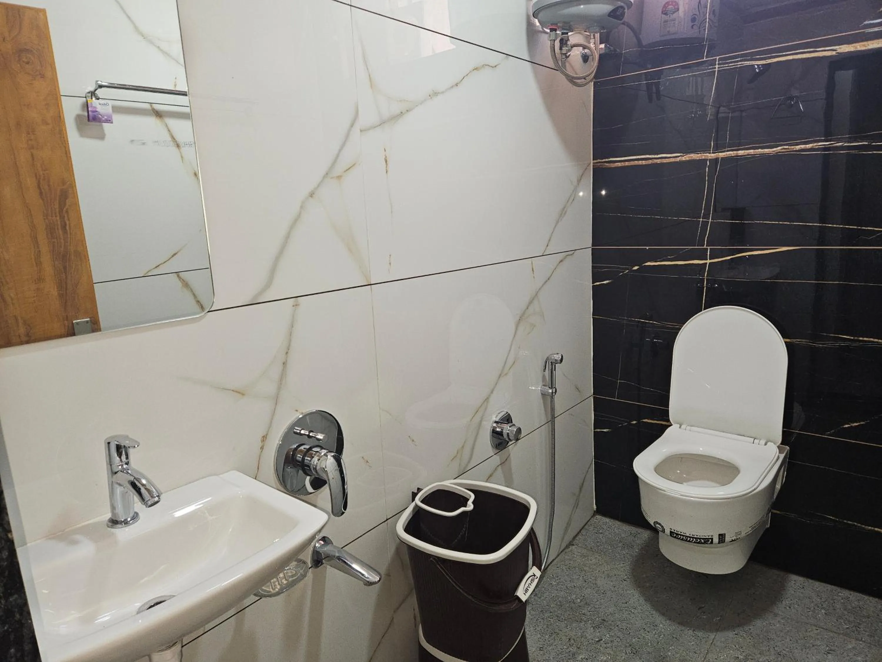 Toilet in Shri Shiv Ganga Bhakt Niwas