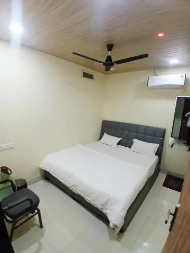 Bed in Shri Shiv Ganga Bhakt Niwas
