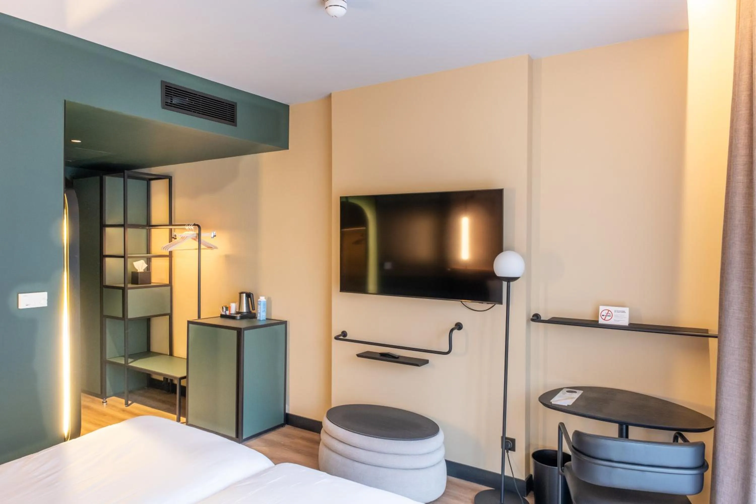 TV and multimedia, Bed in Novotel Rouen Centre Cathédrale