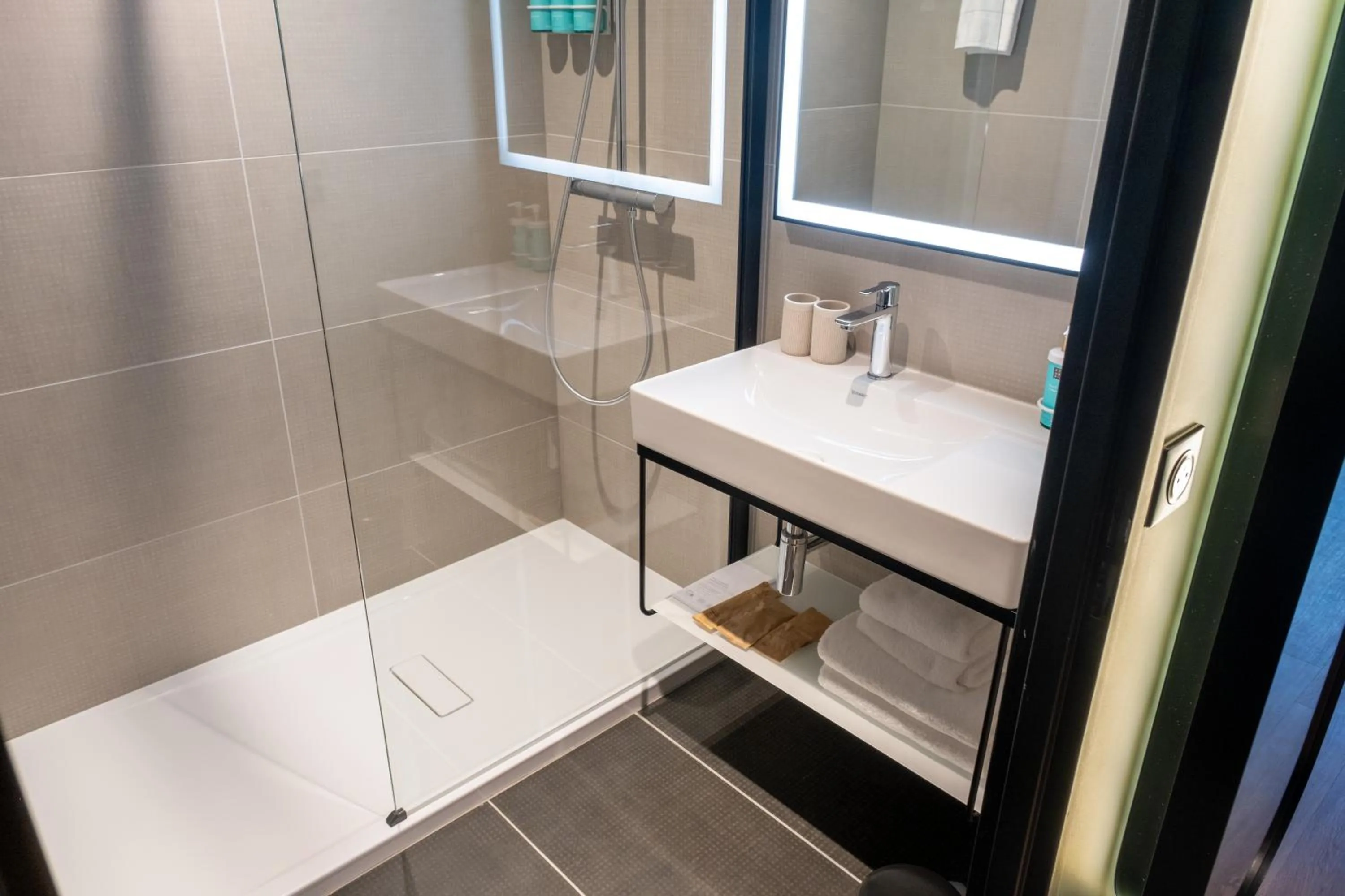 Shower in Novotel Rouen Centre Cathédrale