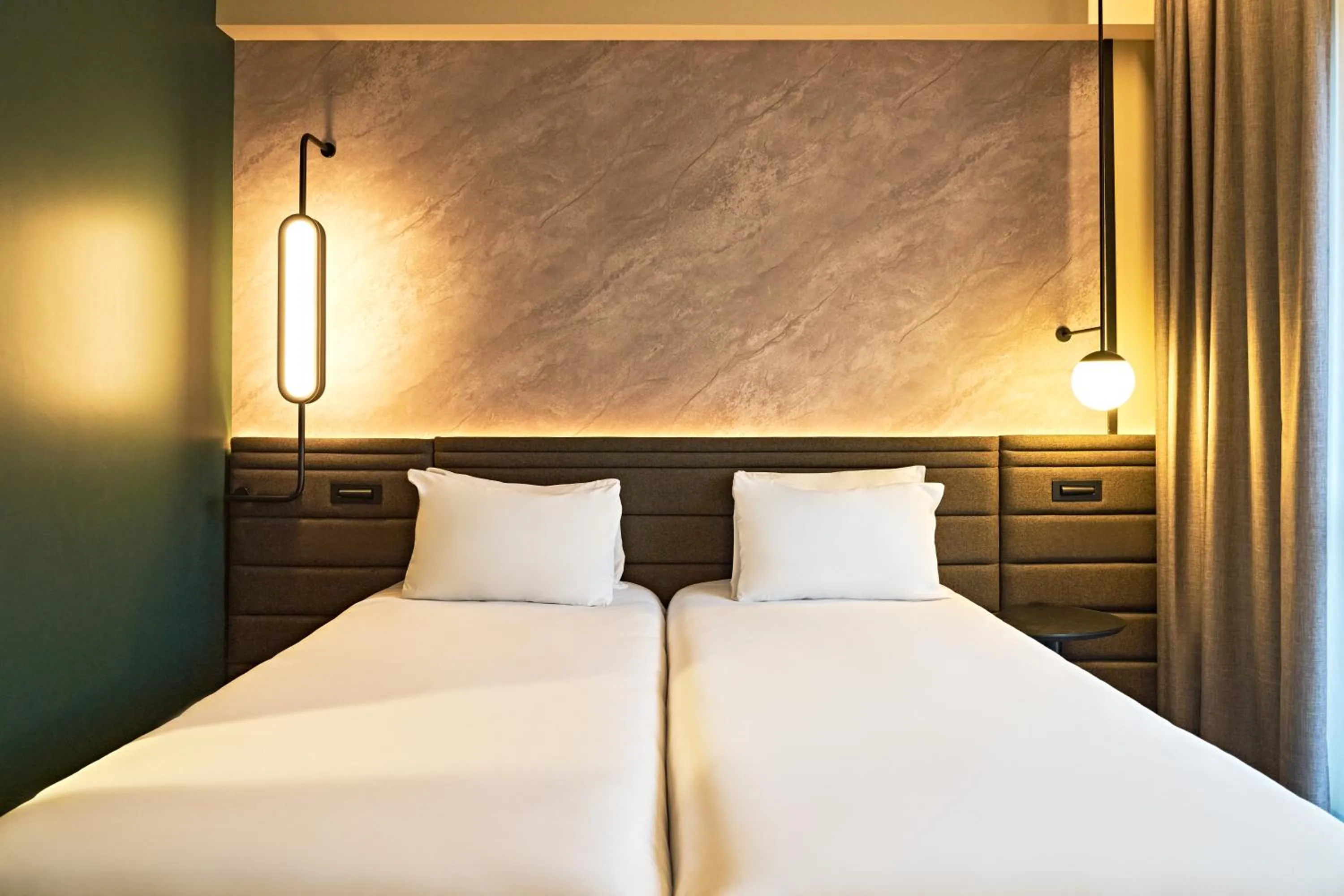 Bed in Novotel Rouen Centre Cathédrale