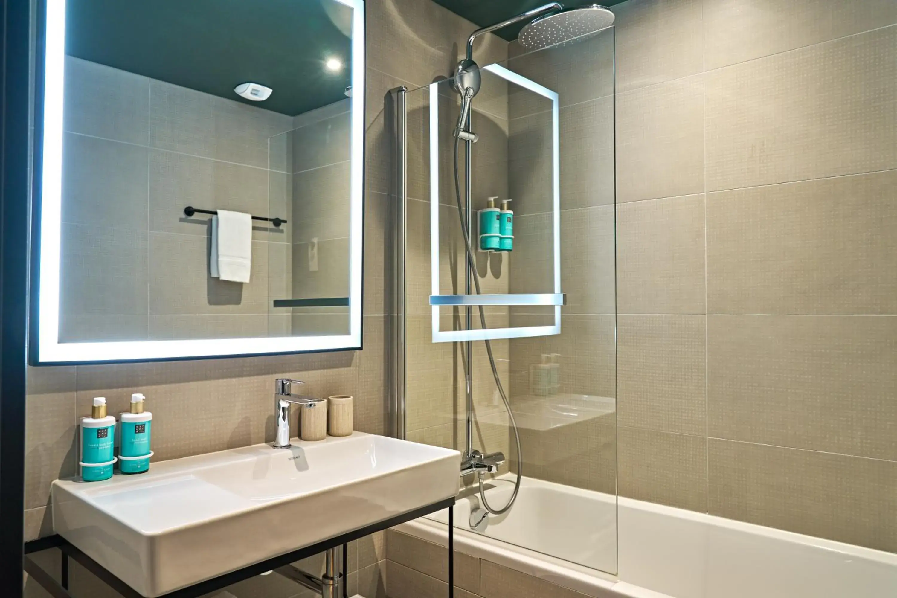 Triple Room with Seine or courtyard view - 1 do uble bed & 1 single bed in Novotel Rouen Centre Cathédrale Triple Room with Seine or courtyard view - 1 do uble bed & 1 single bed in Novotel Rouen Centre Cathédrale