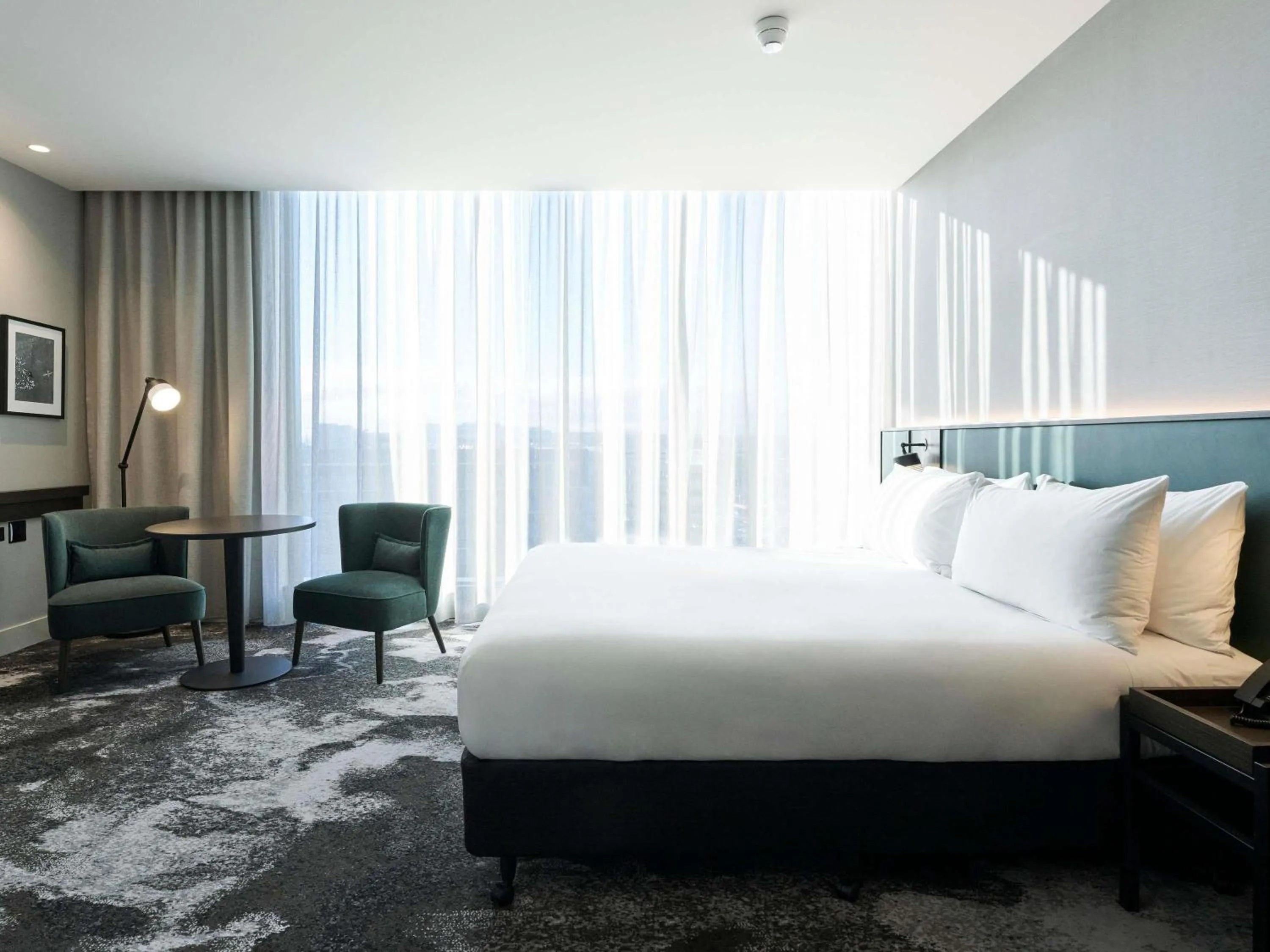 Accessible Superior Room with 1 King size bed in Novotel Melbourne Airport