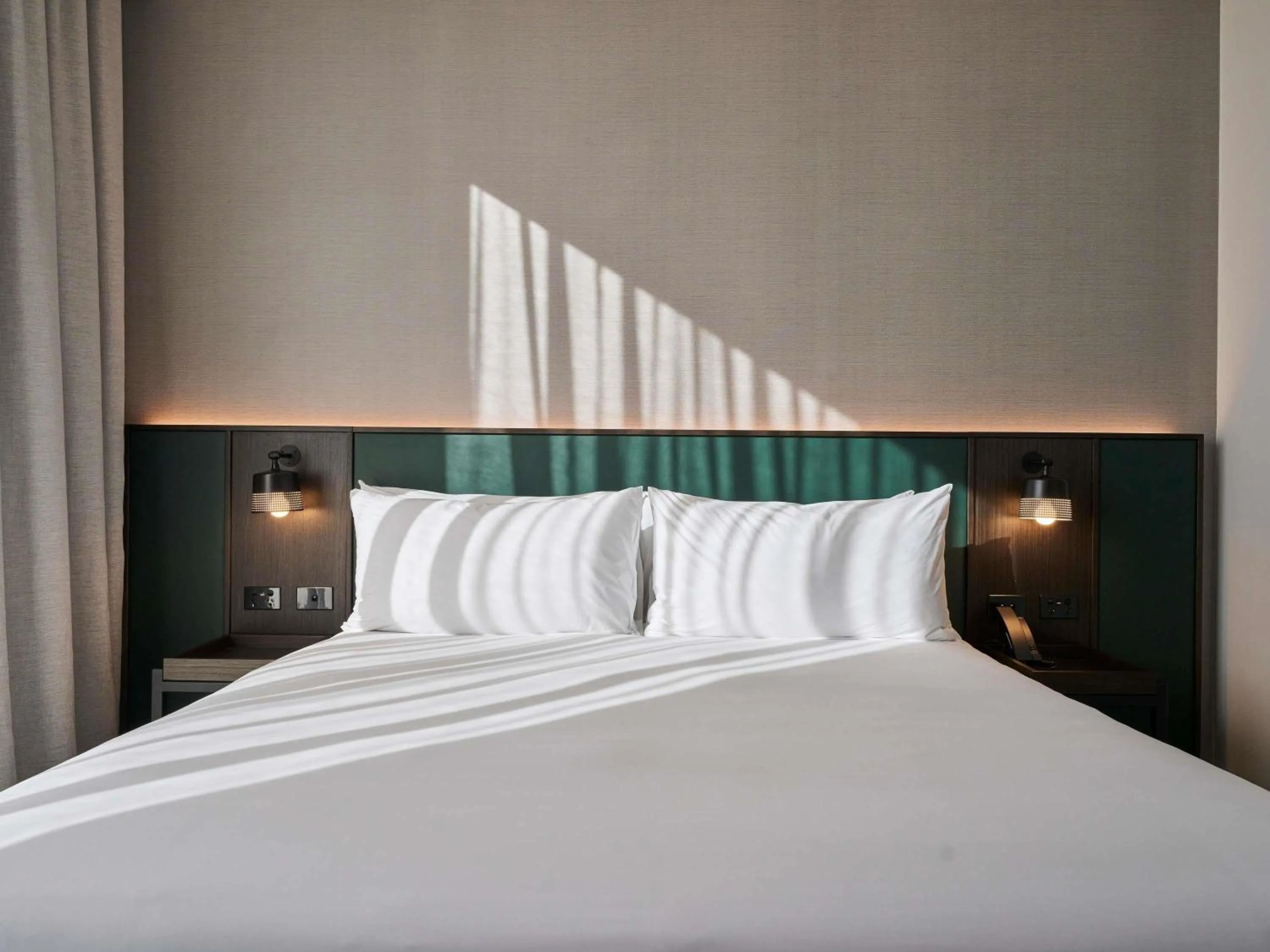 Bedroom, Bed in Novotel Melbourne Airport