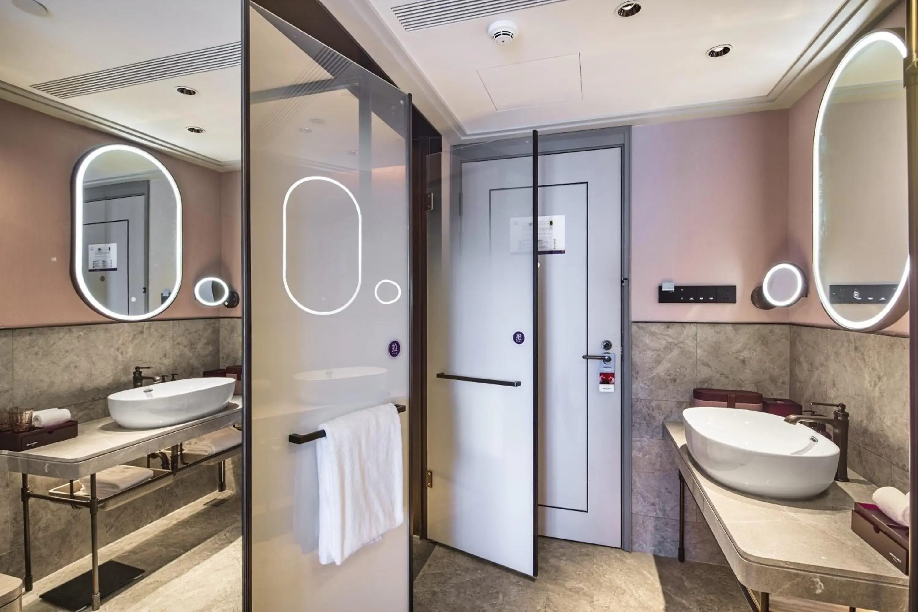 Superior Cityside-View Room with Two Single Beds in Mercure Yiwu International Trade City Superior Cityside-View Room with Two Single Beds in Mercure Yiwu International Trade City