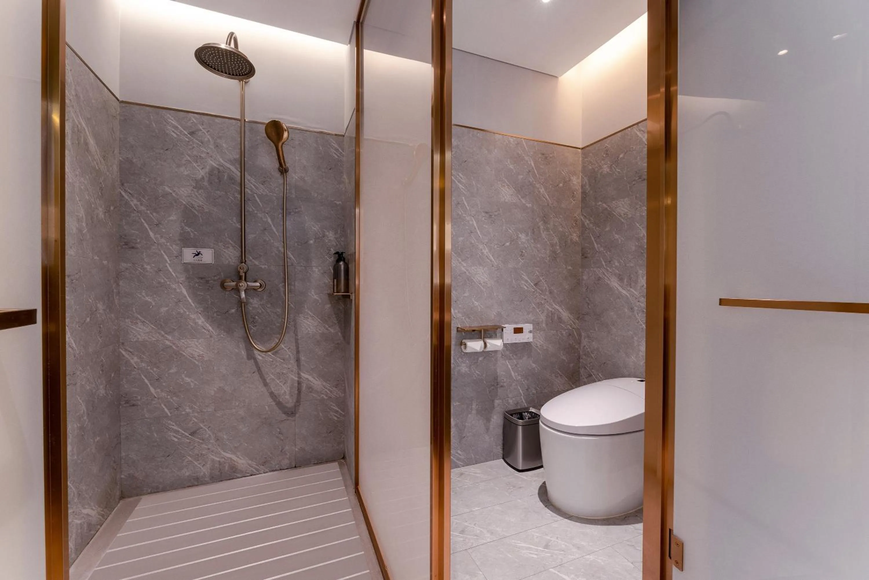 Toilet in Mercure Shenzhen Nanshan