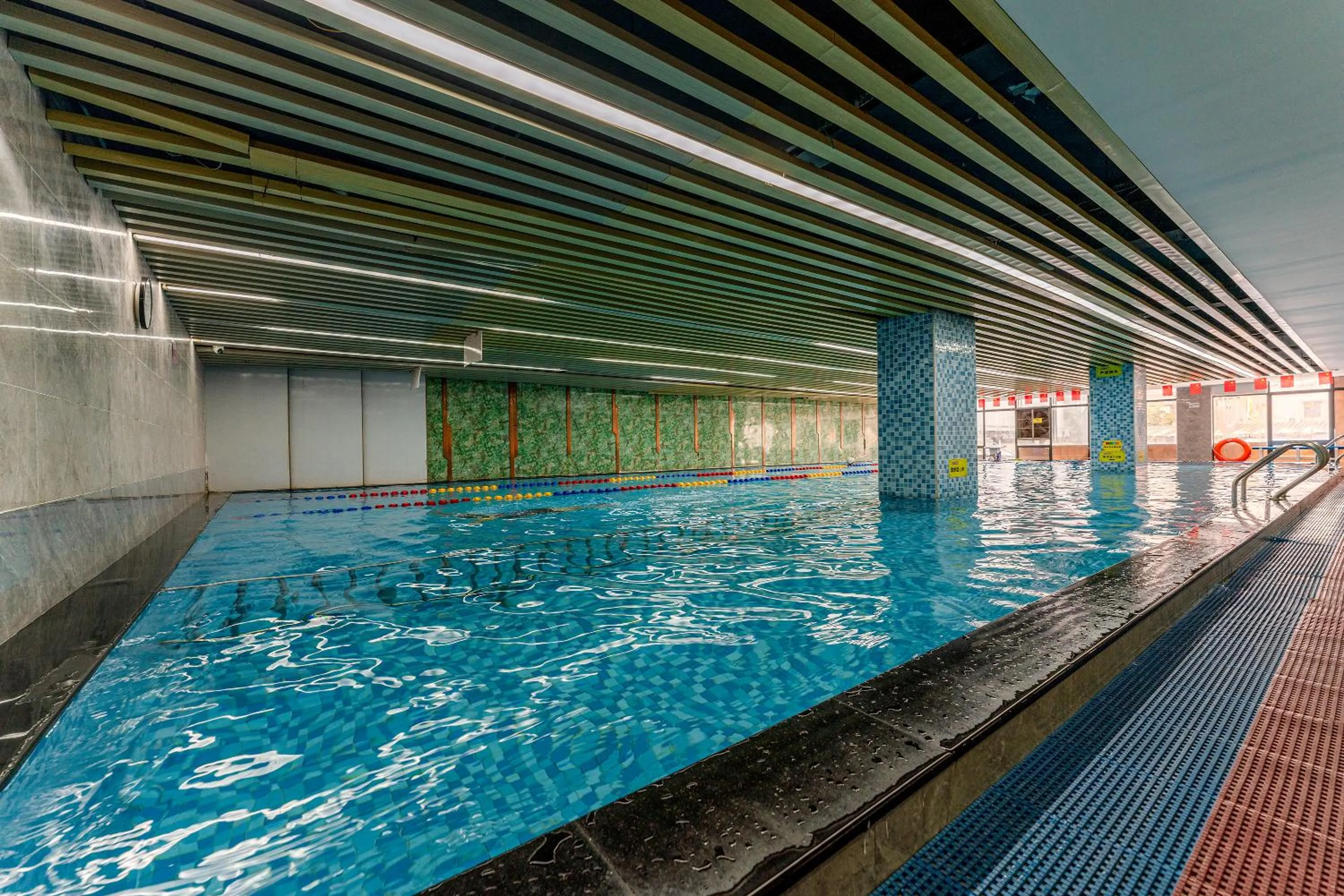 Swimming pool in Mercure Shenzhen Nanshan