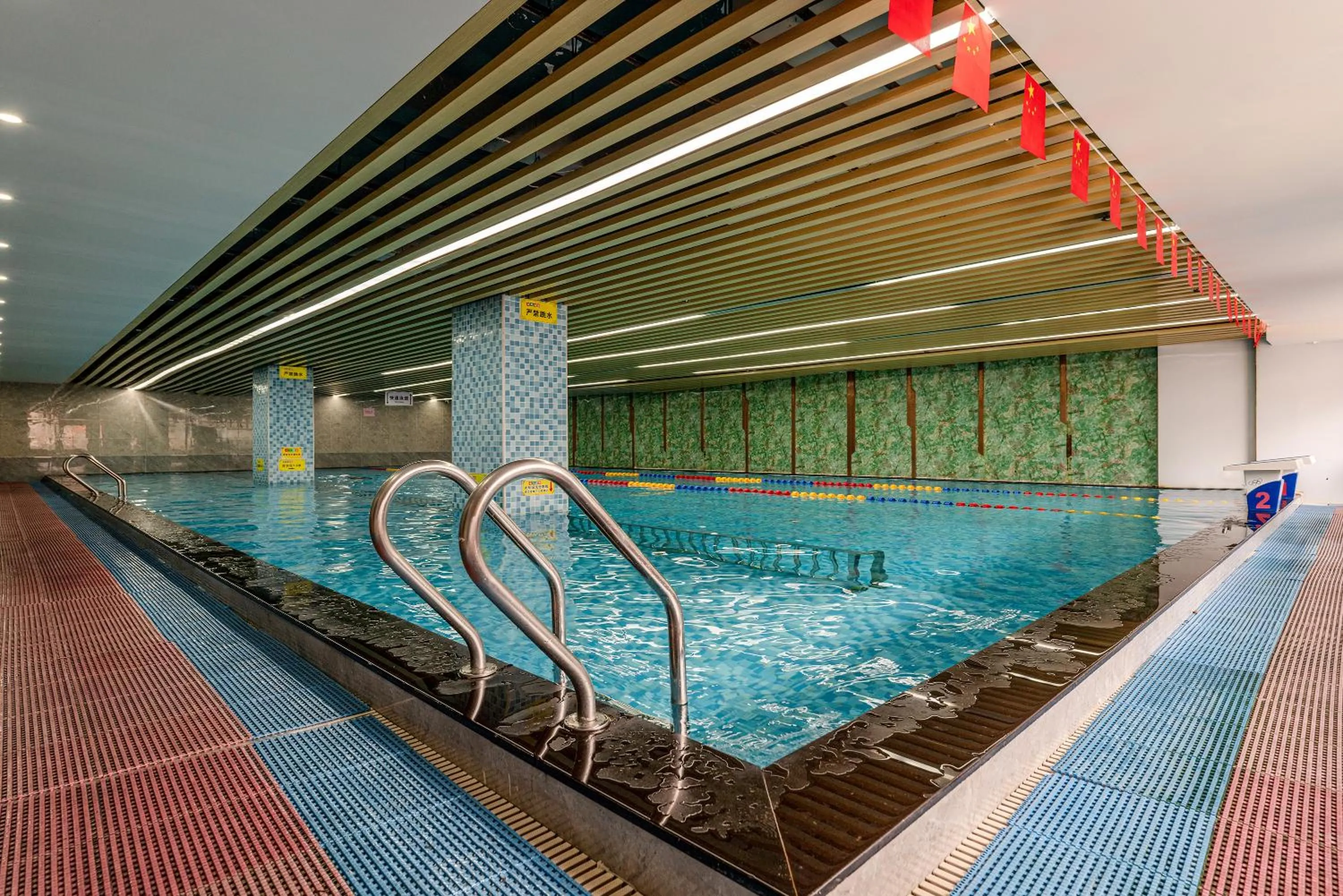 Swimming pool in Mercure Shenzhen Nanshan