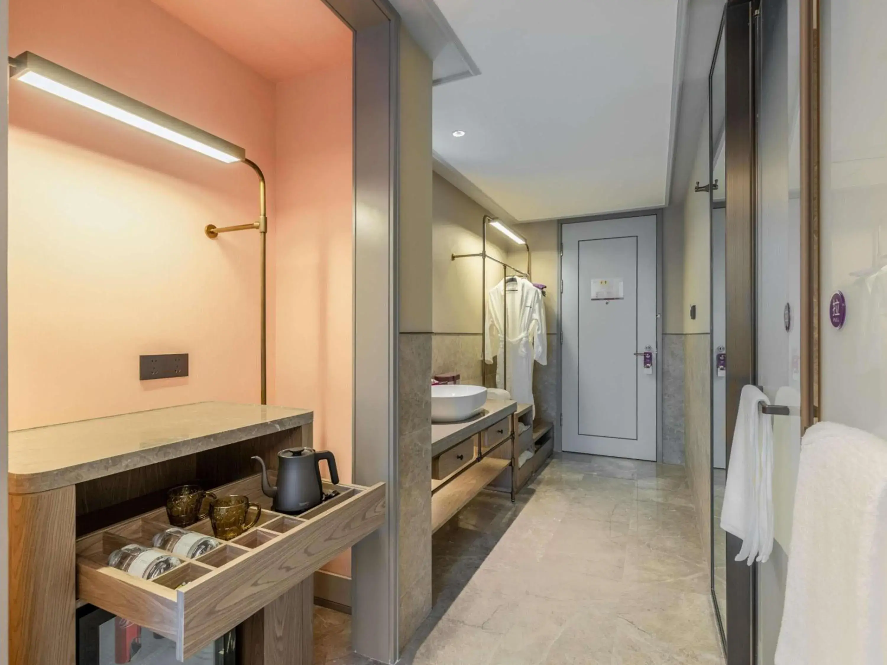 Superior Room with 1 kingsize bed in Mercure Chengdu Shuangliu International Airport Superior Room with 1 kingsize bed in Mercure Chengdu Shuangliu International Airport