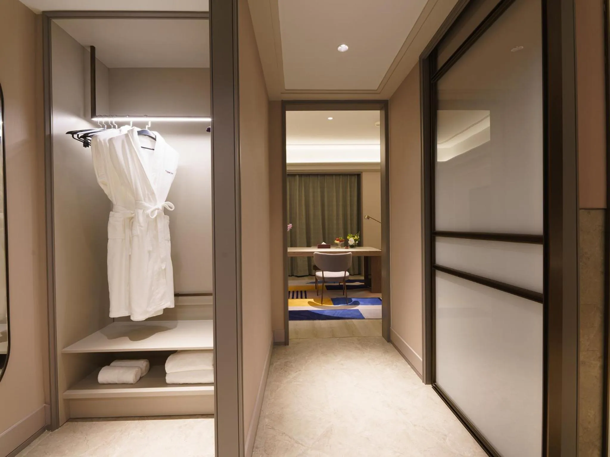 wardrobe in Mercure Xi'an Stadium Hotel