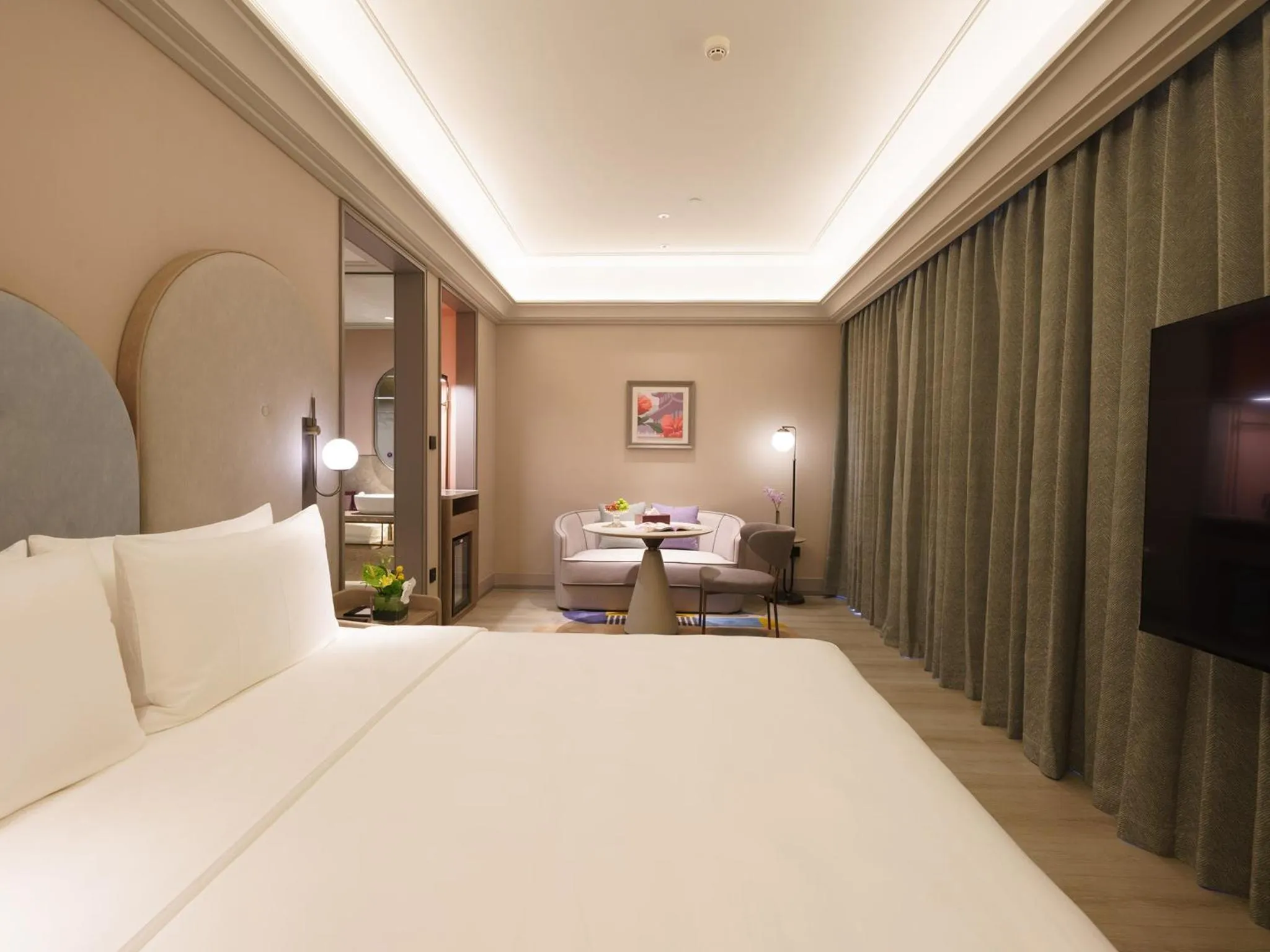 Bed in Mercure Xi'an Stadium Hotel