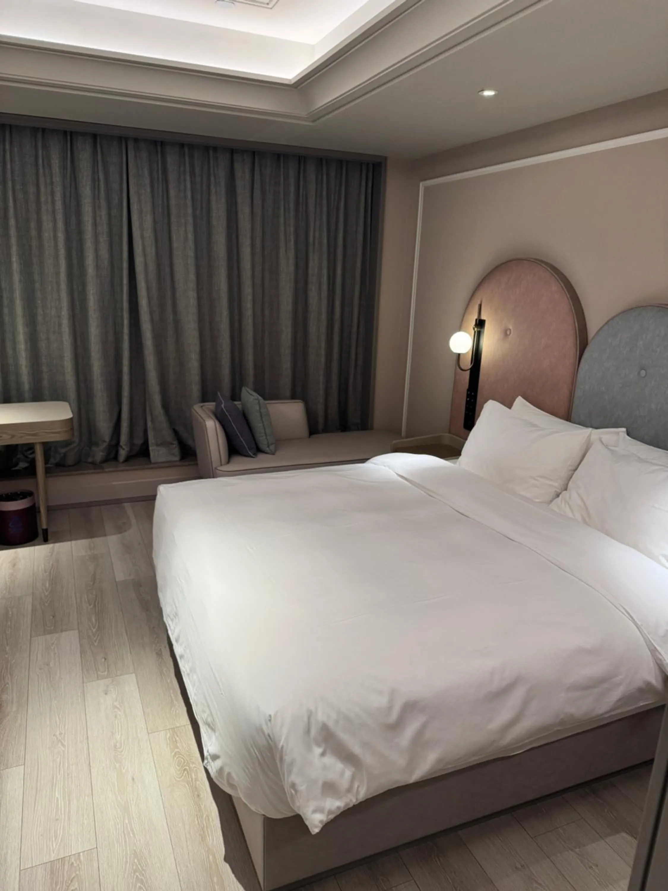 Photo of the whole room, Bed in Mercure Guangzhou Financial City