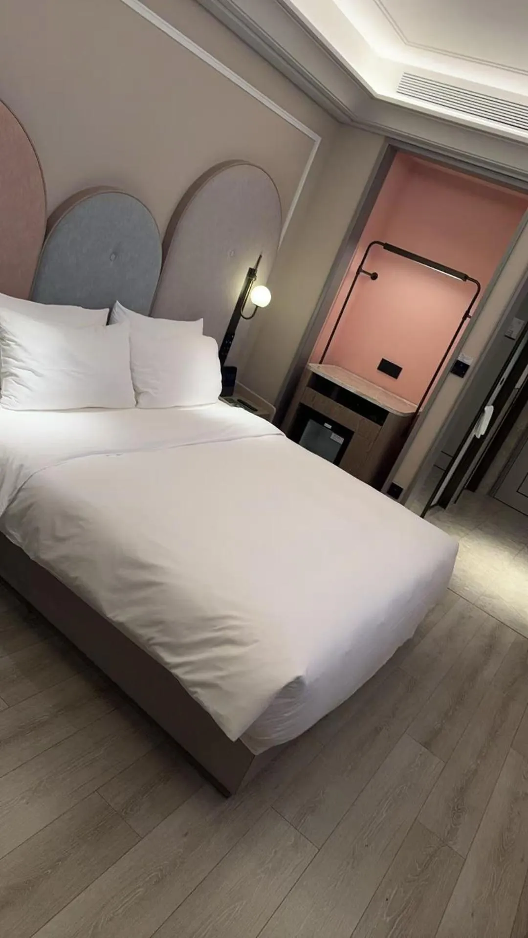 Photo of the whole room, Bed in Mercure Guangzhou Financial City