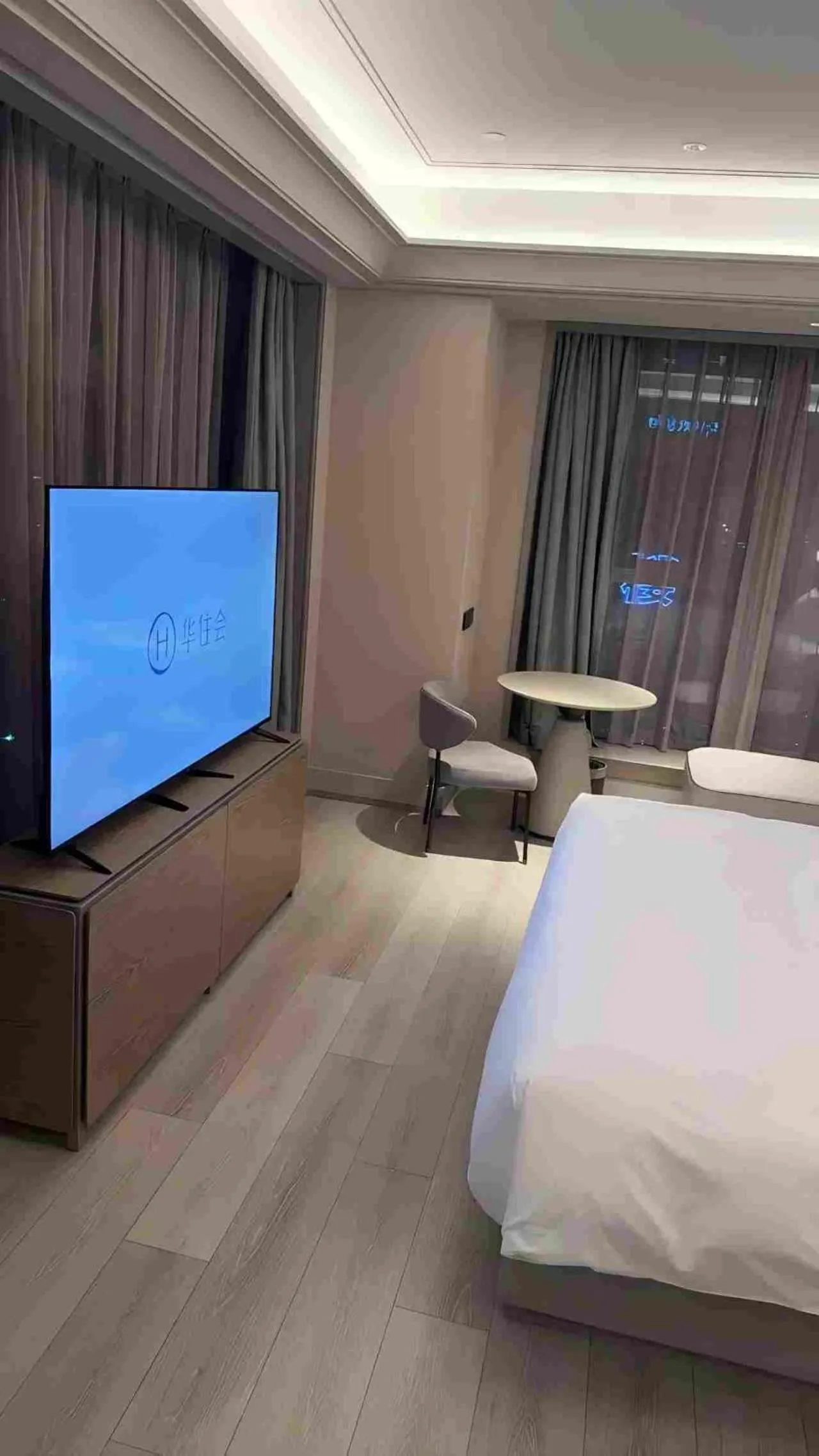 Photo of the whole room, Bed in Mercure Guangzhou Financial City