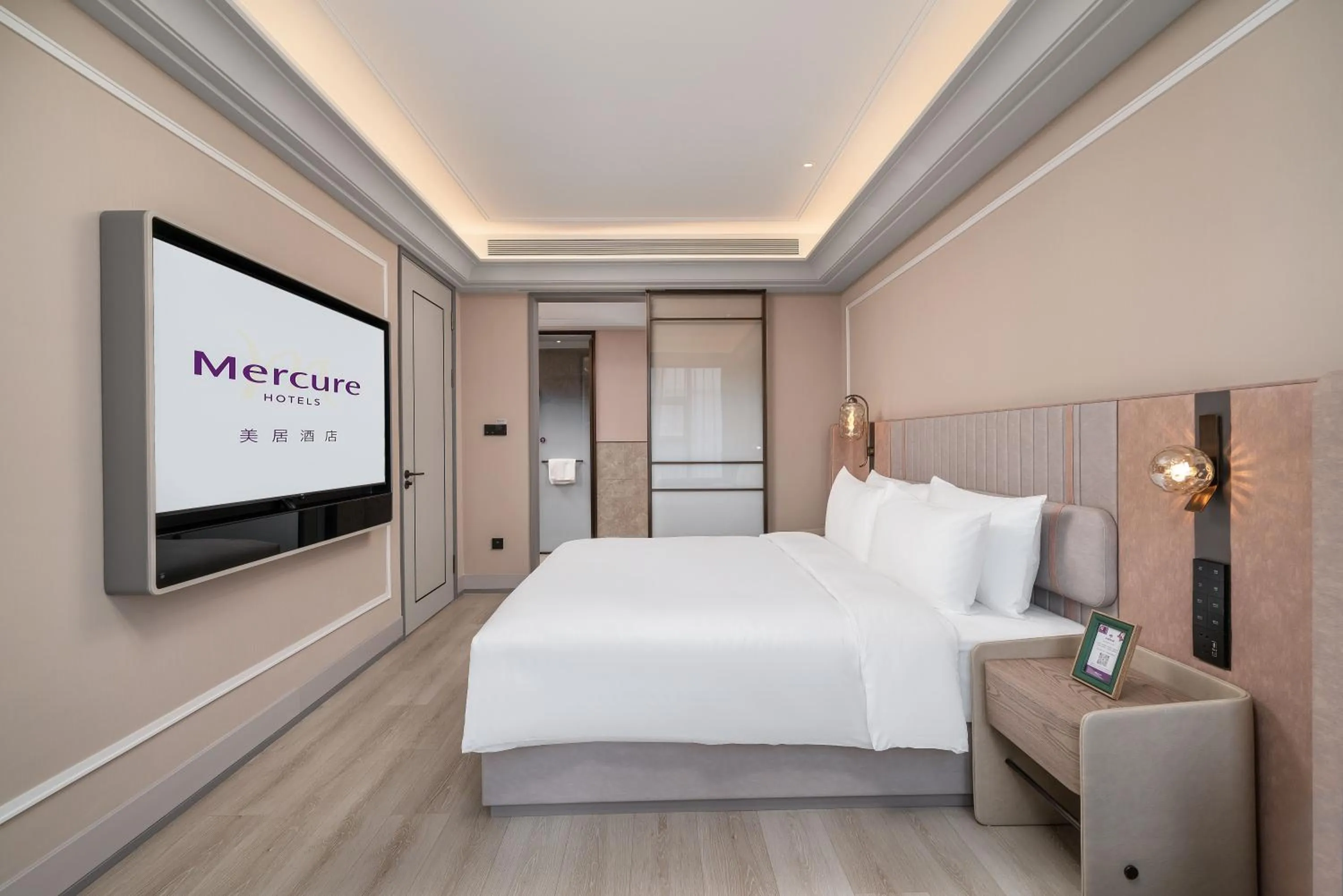 Photo of the whole room, Bed in Mercure Guangzhou Financial City