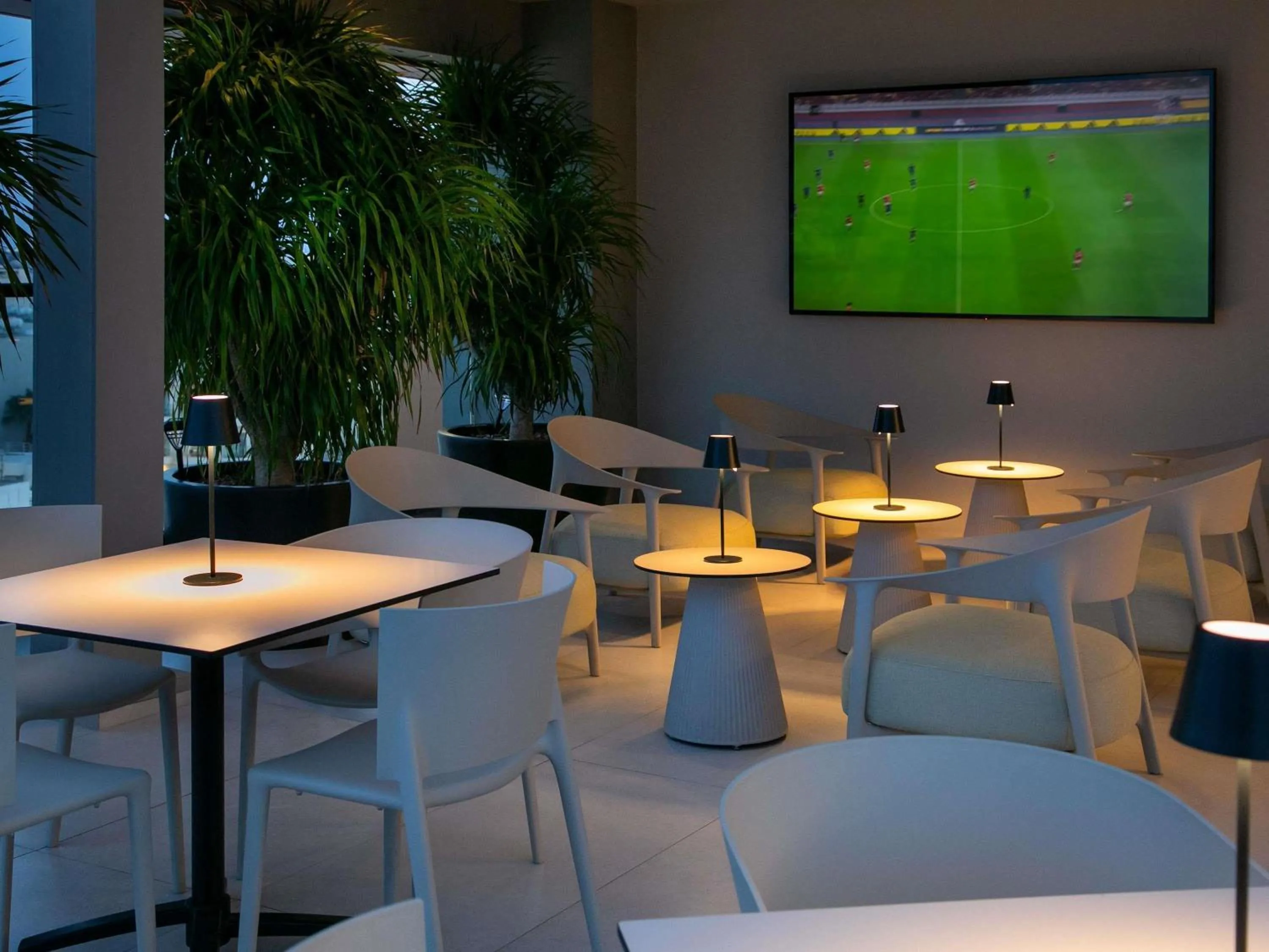 Lounge or bar in Mercure Larnaca Finikoudes Beach