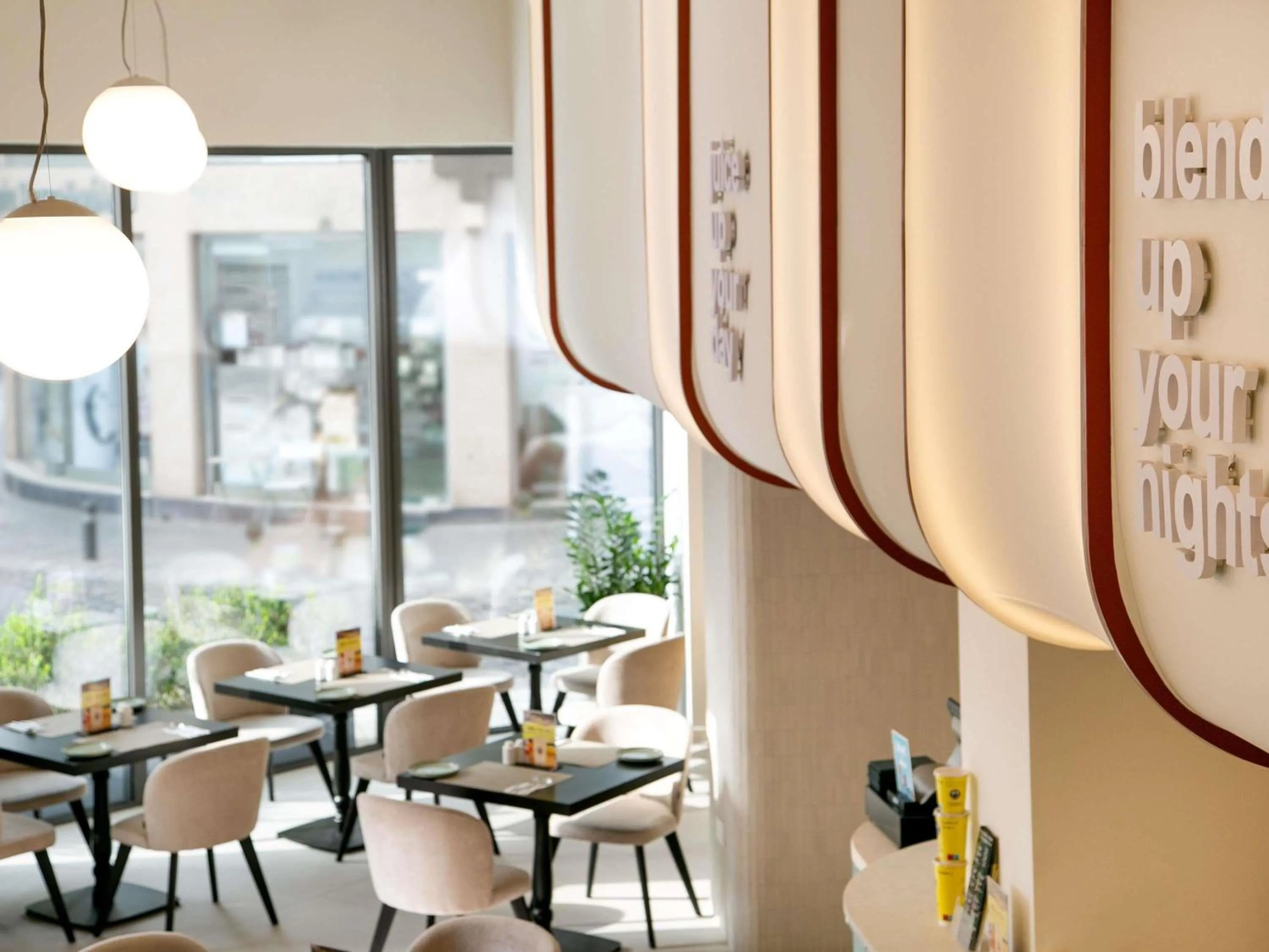 Restaurant/places to eat in Mercure Larnaca Finikoudes Beach