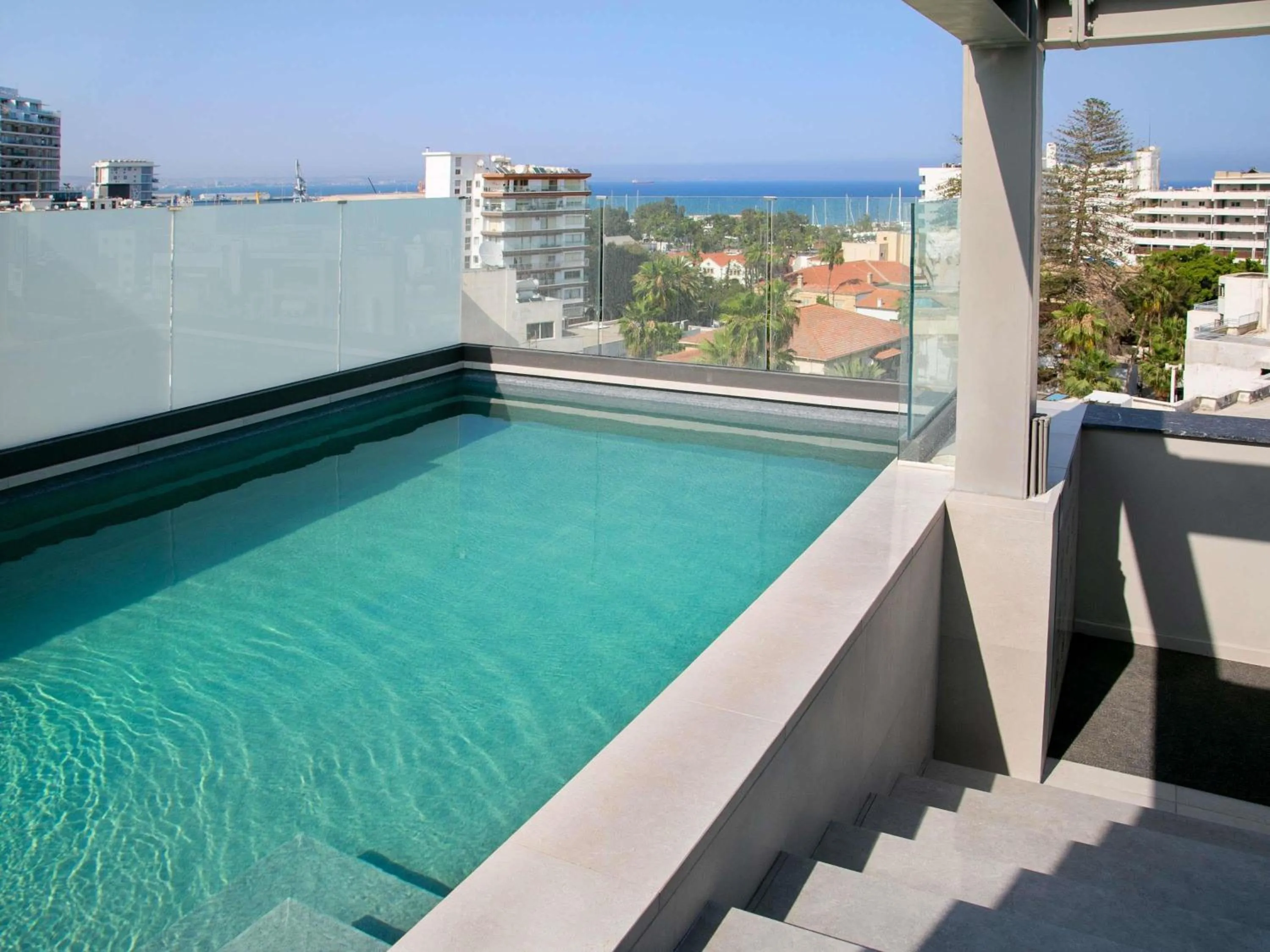 Lounge or bar in Mercure Larnaca Finikoudes Beach