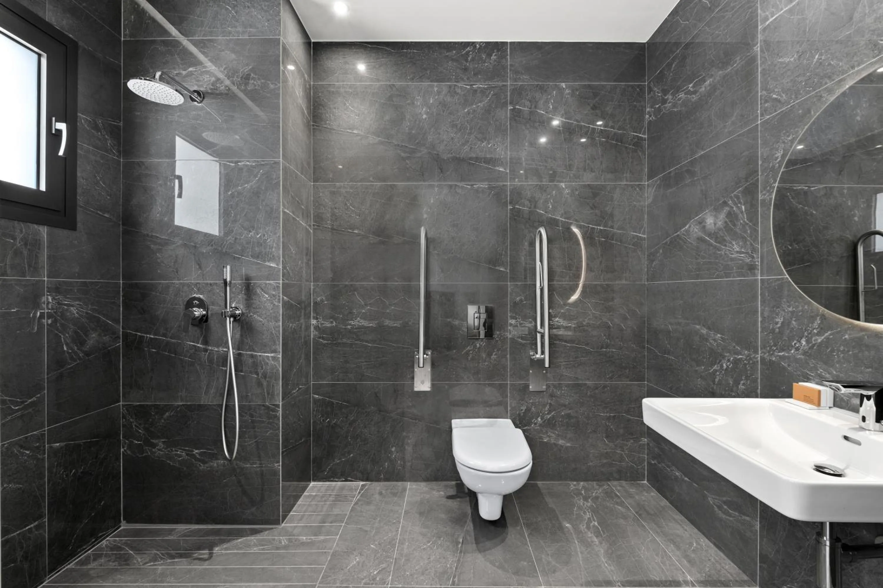 Bathroom in Mercure Larnaca Finikoudes Beach