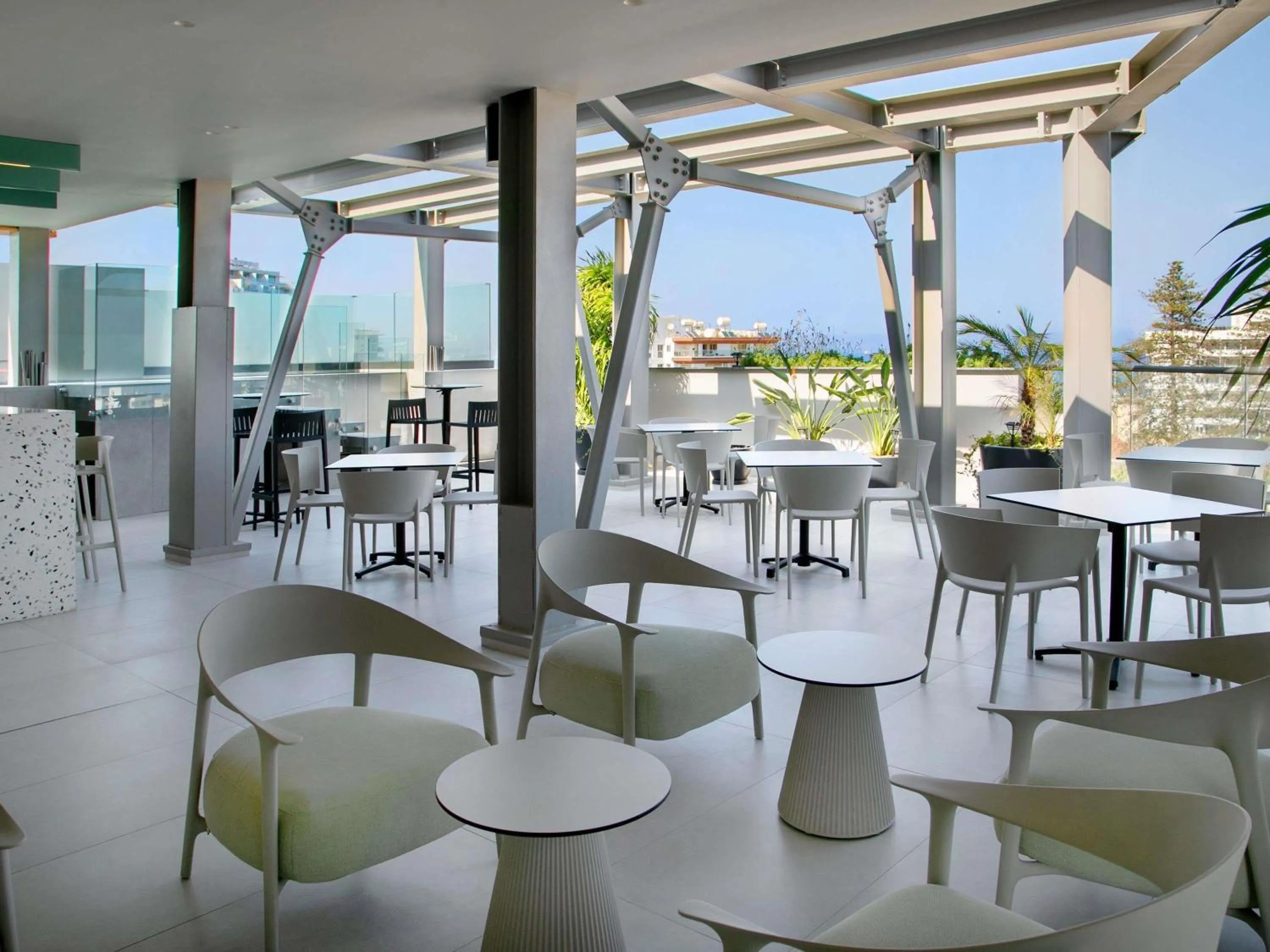 Lounge or bar in Mercure Larnaca Finikoudes Beach