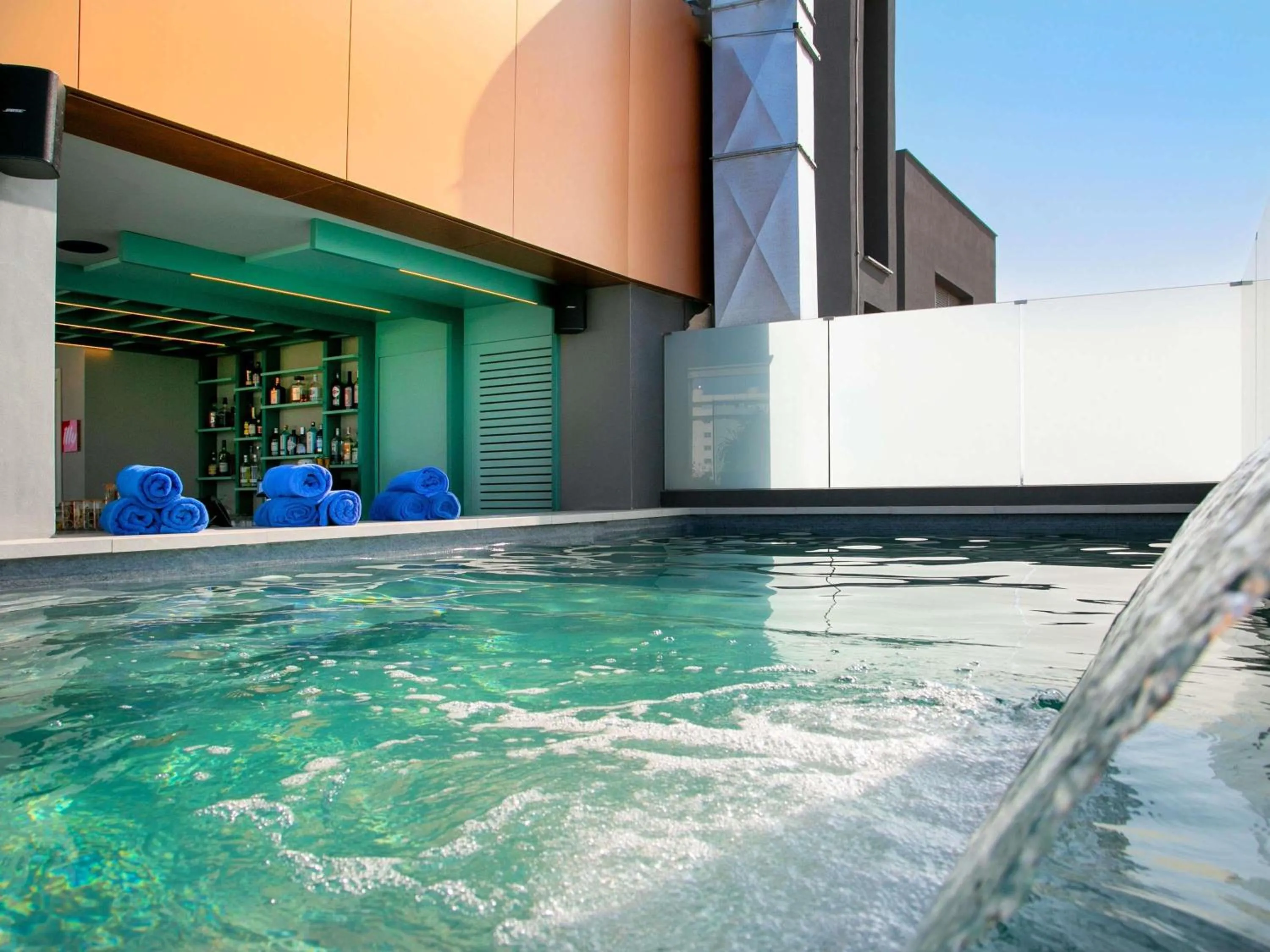 Lounge or bar in Mercure Larnaca Finikoudes Beach