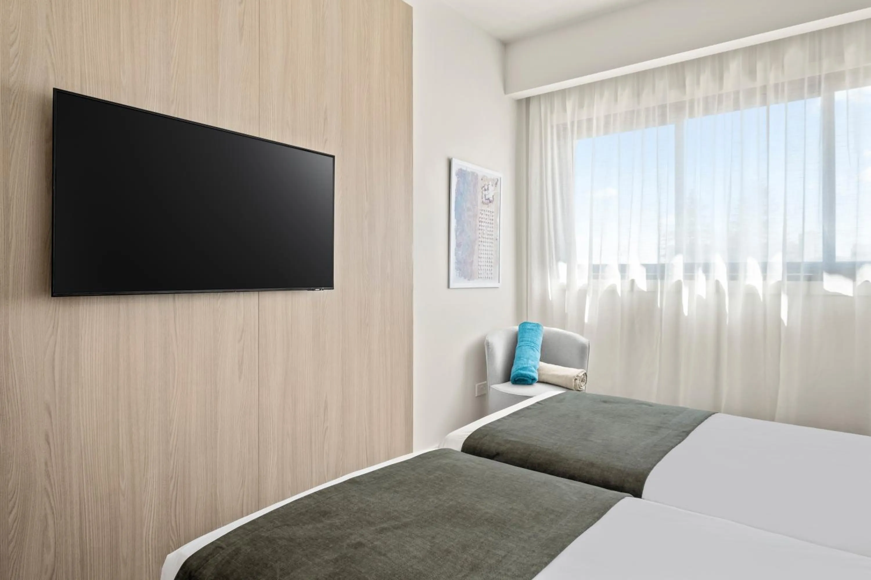 TV and multimedia, Bed in Mercure Larnaca Finikoudes Beach