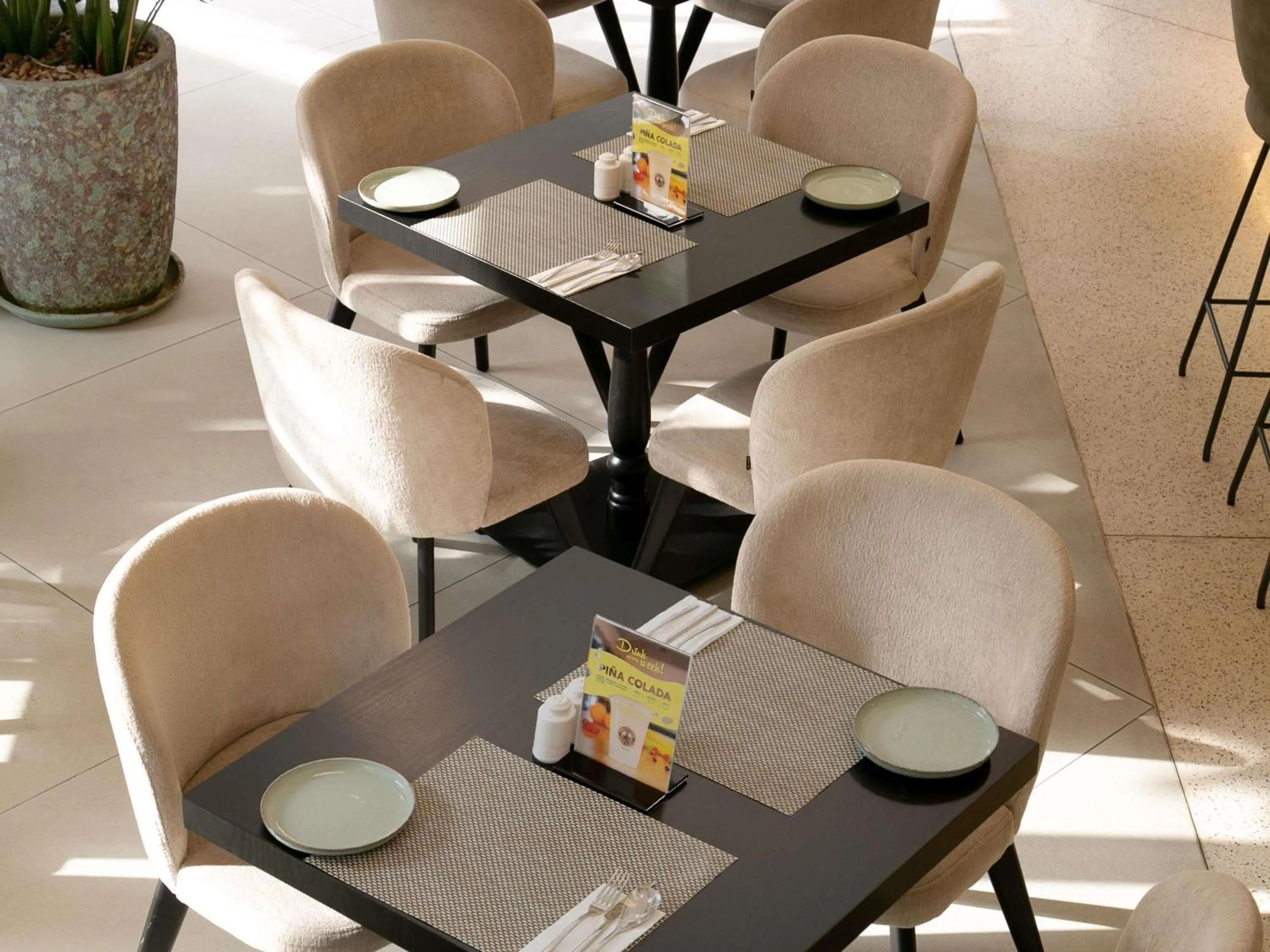 Restaurant/places to eat in Mercure Larnaca Finikoudes Beach