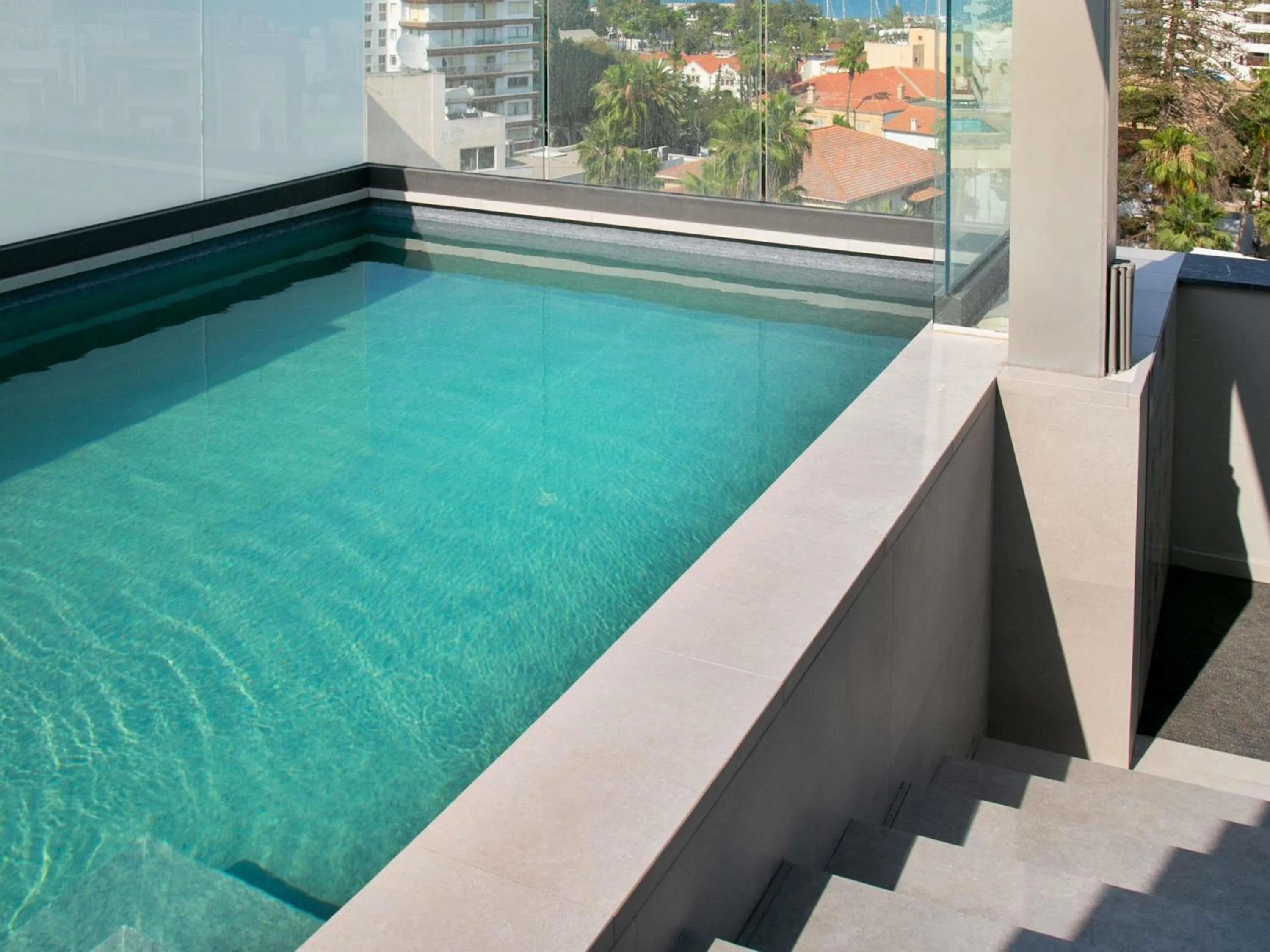 Lounge or bar in Mercure Larnaca Finikoudes Beach